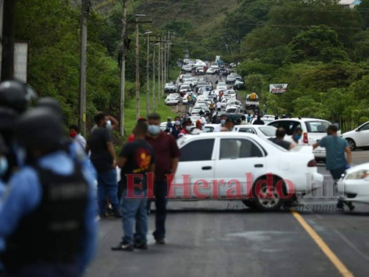 Taxistas se movilizan para pedir bono ante la crisis debido al Covid-19