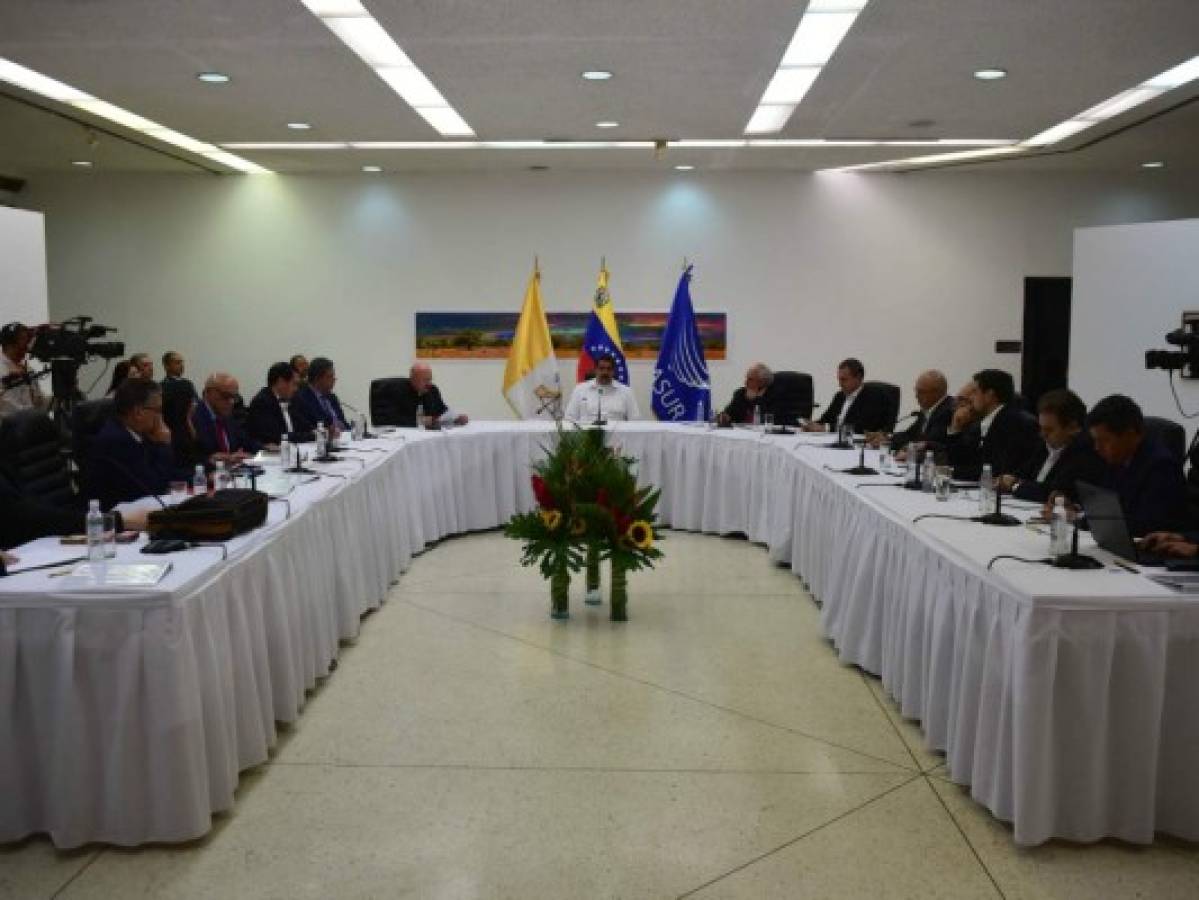 Gobierno venezolano acuerda agenda de diálogo con la oposición que insiste en salida de Maduro