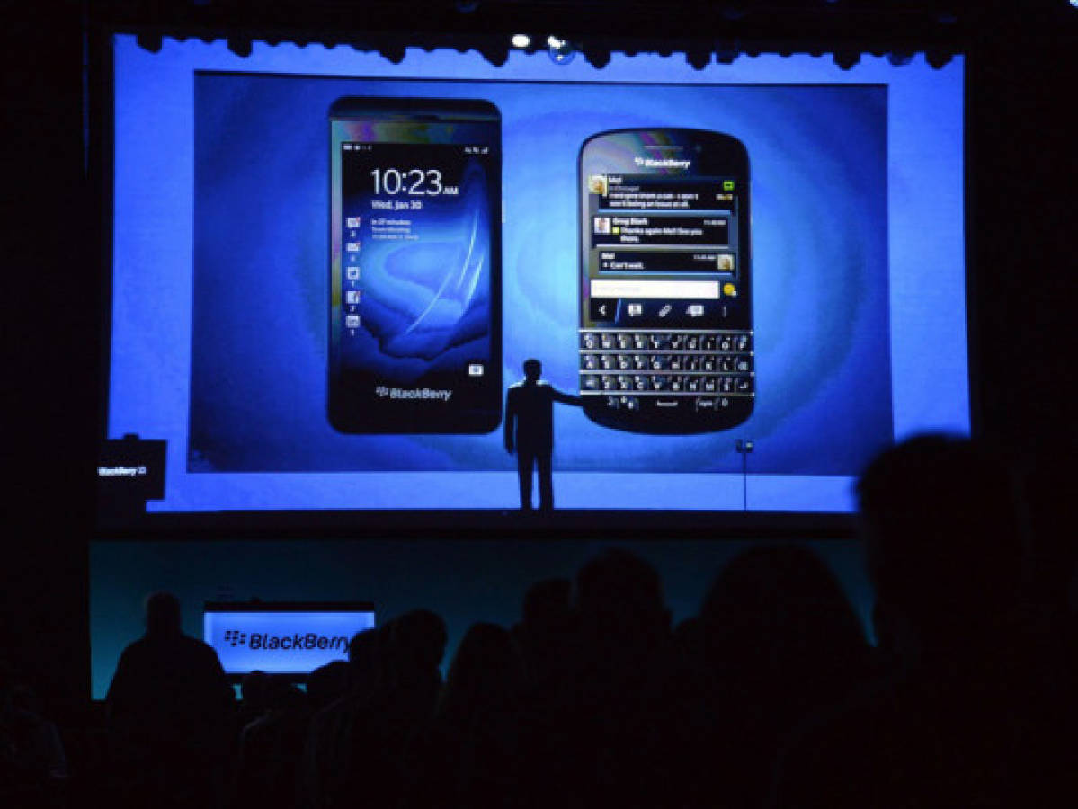 BlackBerry abandona su venta y despide al director