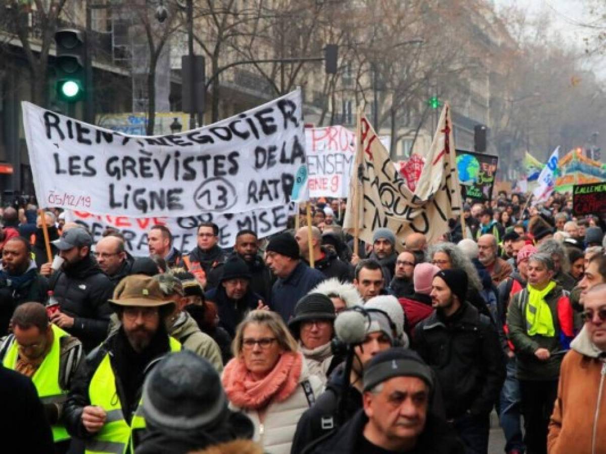 Miles marchan en París contra la reforma a las pensiones