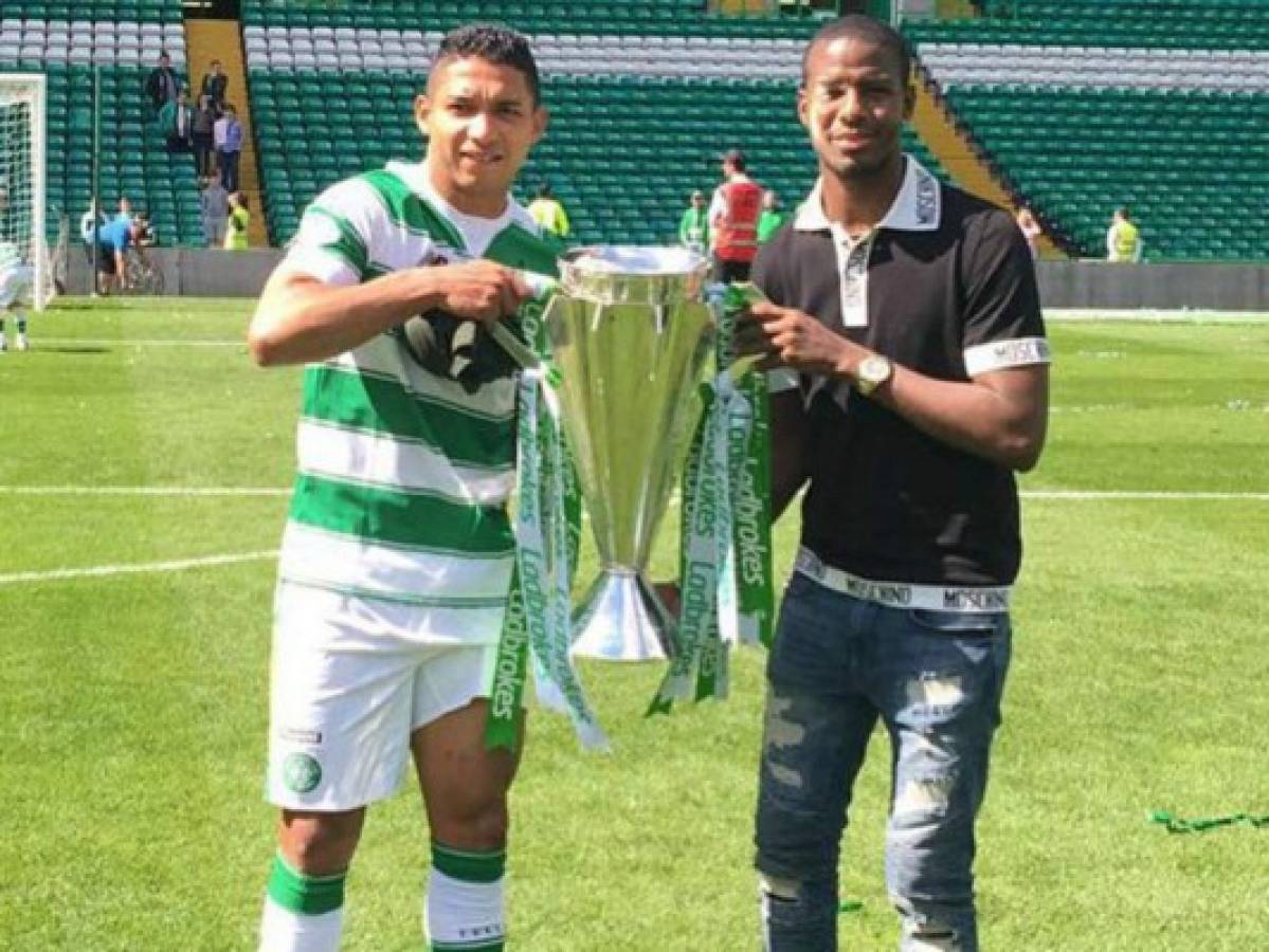 Emilio Izaguirre celebra el título del Celtic con Juan Carlos García como invitado