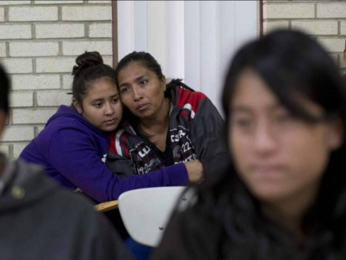 Inmigrantes han tenido que cambiar sus rutinas por temor a las deportaciones. Foto: AP