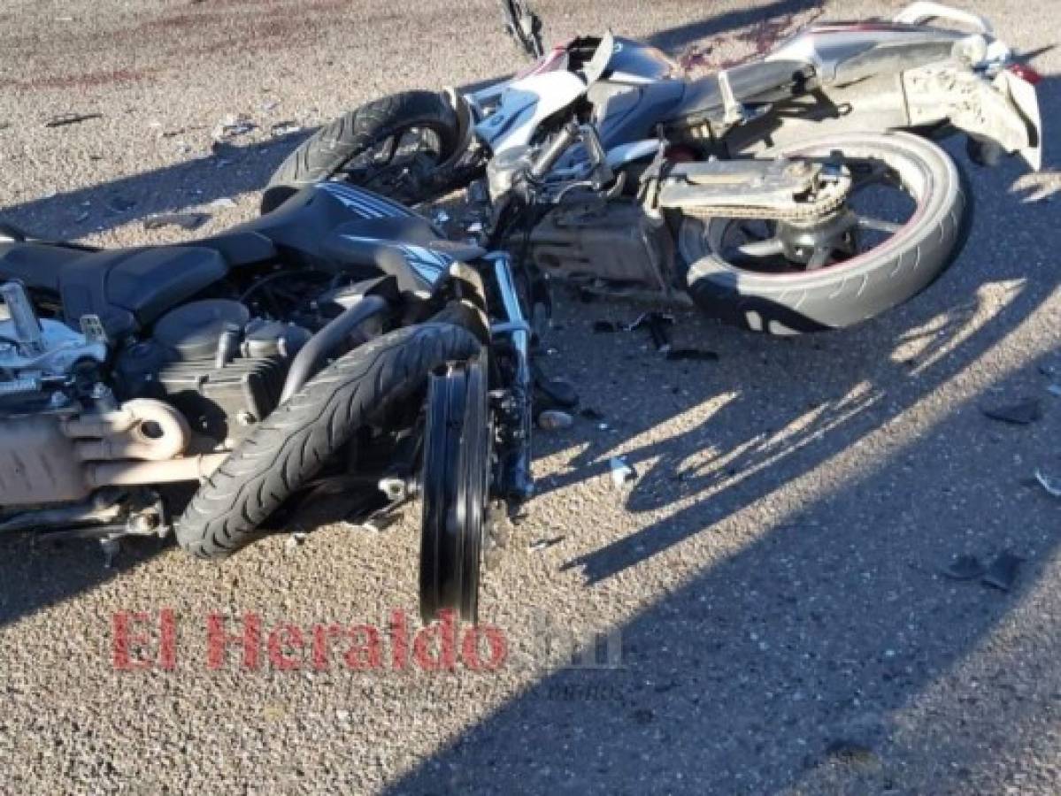 Ambas motocicletas y los cascos que portaban los motoristas quedaron totalmente destruidos. Foto: Estalin Irías/ EL HERALDO