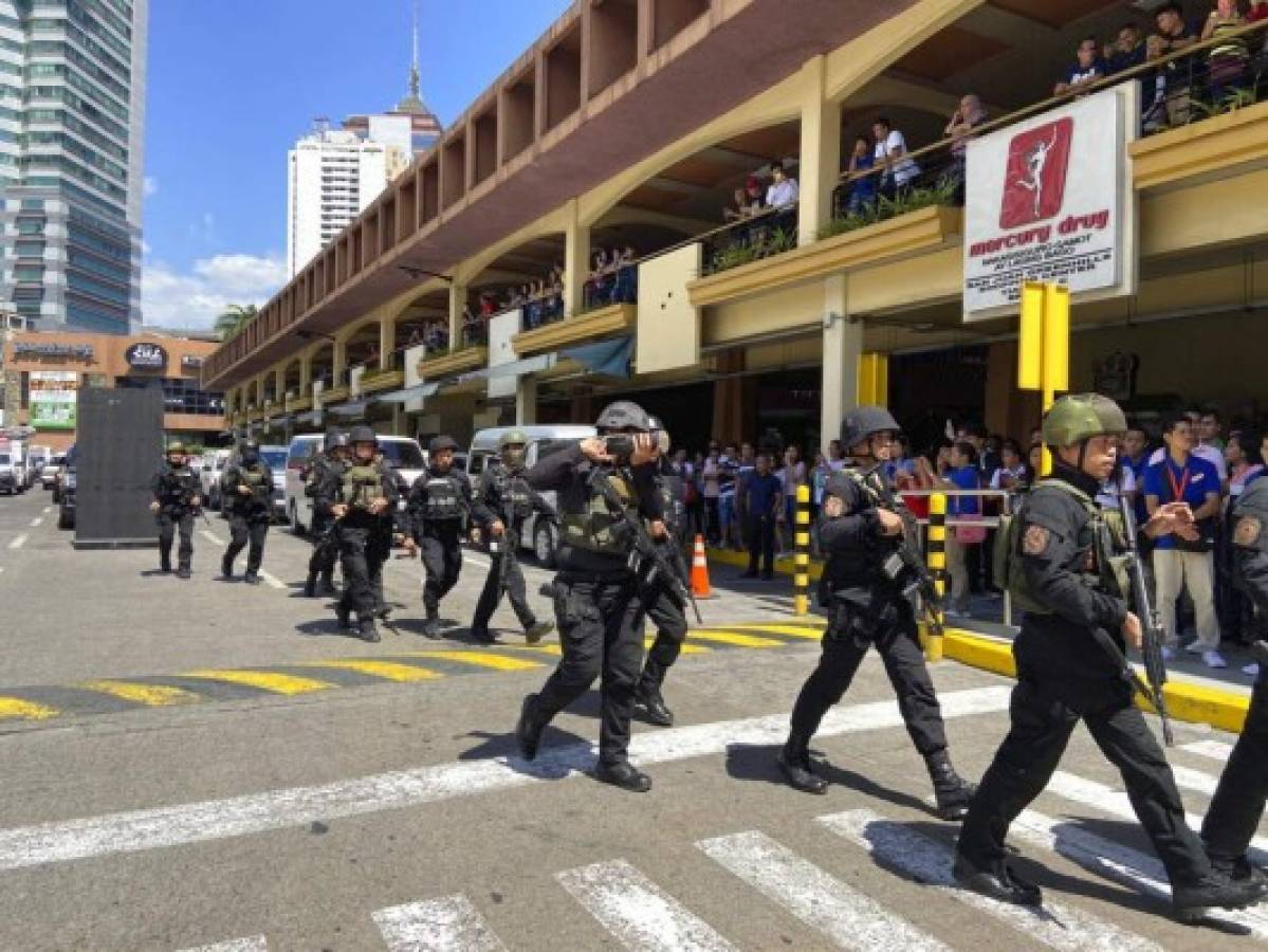 Exempleado toma rehenes en un centro comercial de Filipinas 