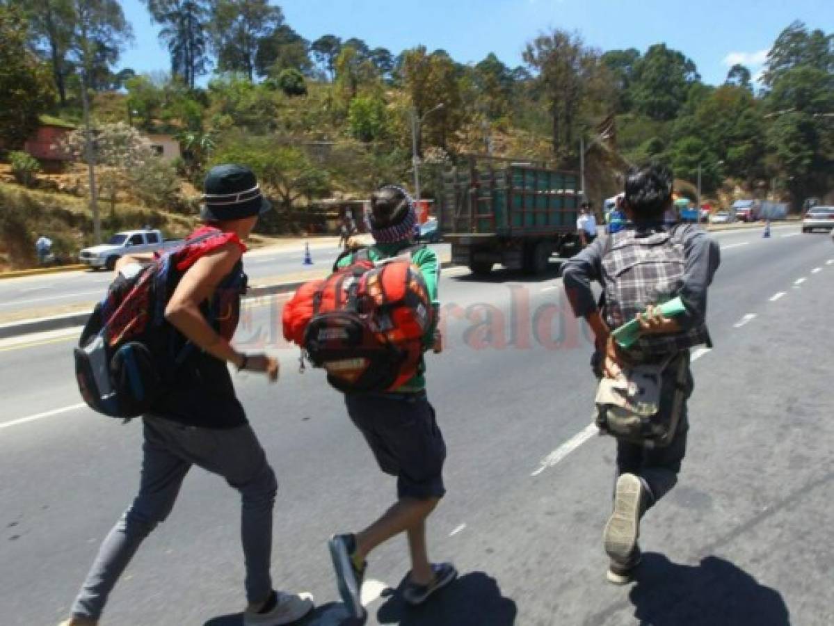 Hondureños deciden irse a puro 'jalón' desde Choluteca hasta La Ceiba