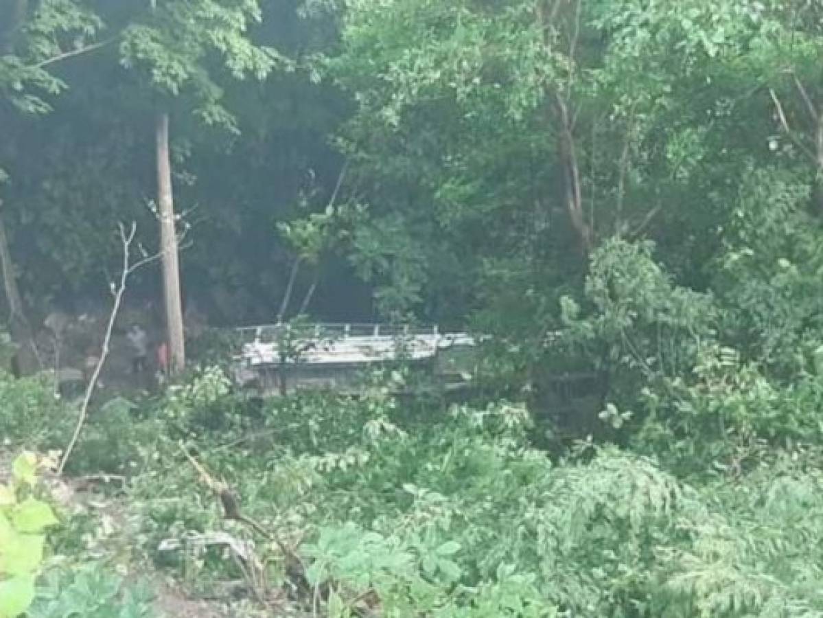 El bus cayó desde varios metros de altura desde la carretera.