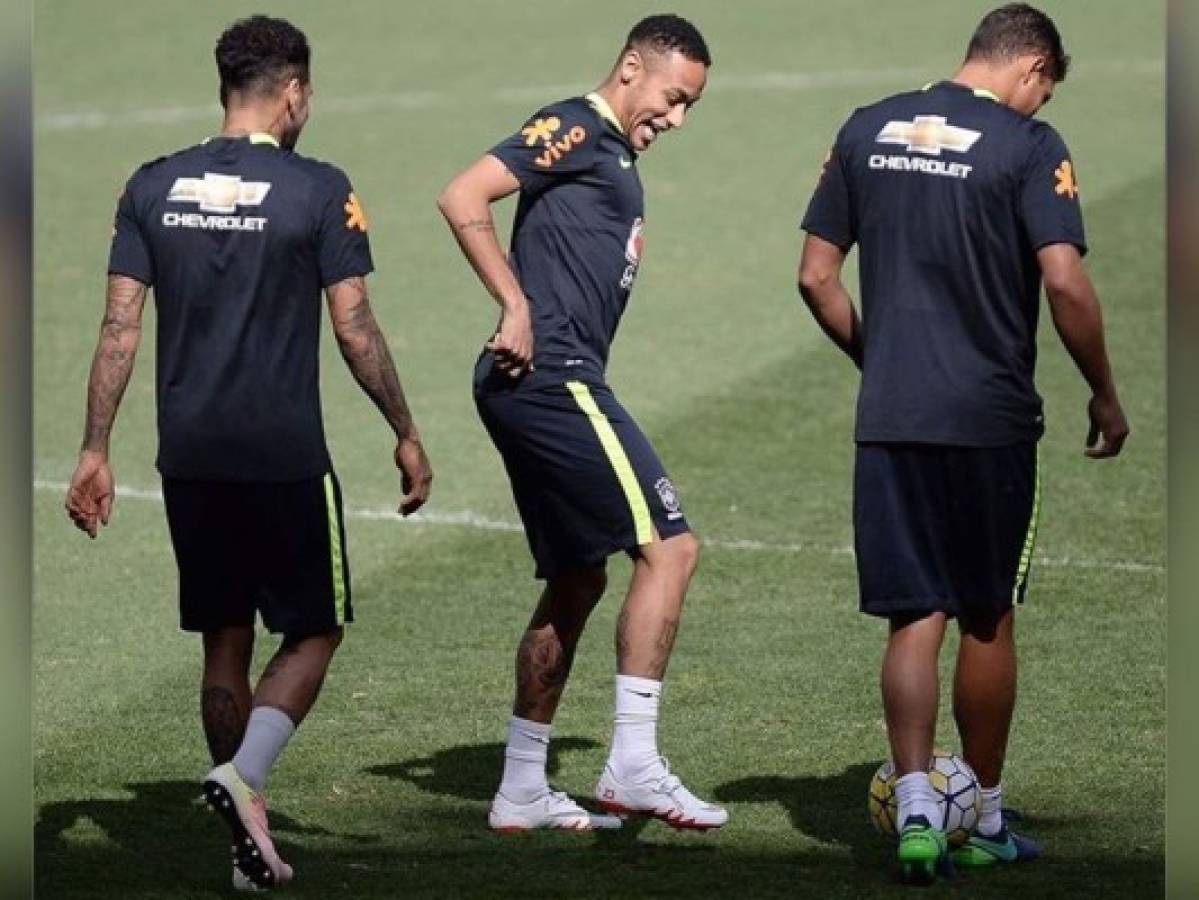 Brasil se relaja bailando previo al juego ante Perú