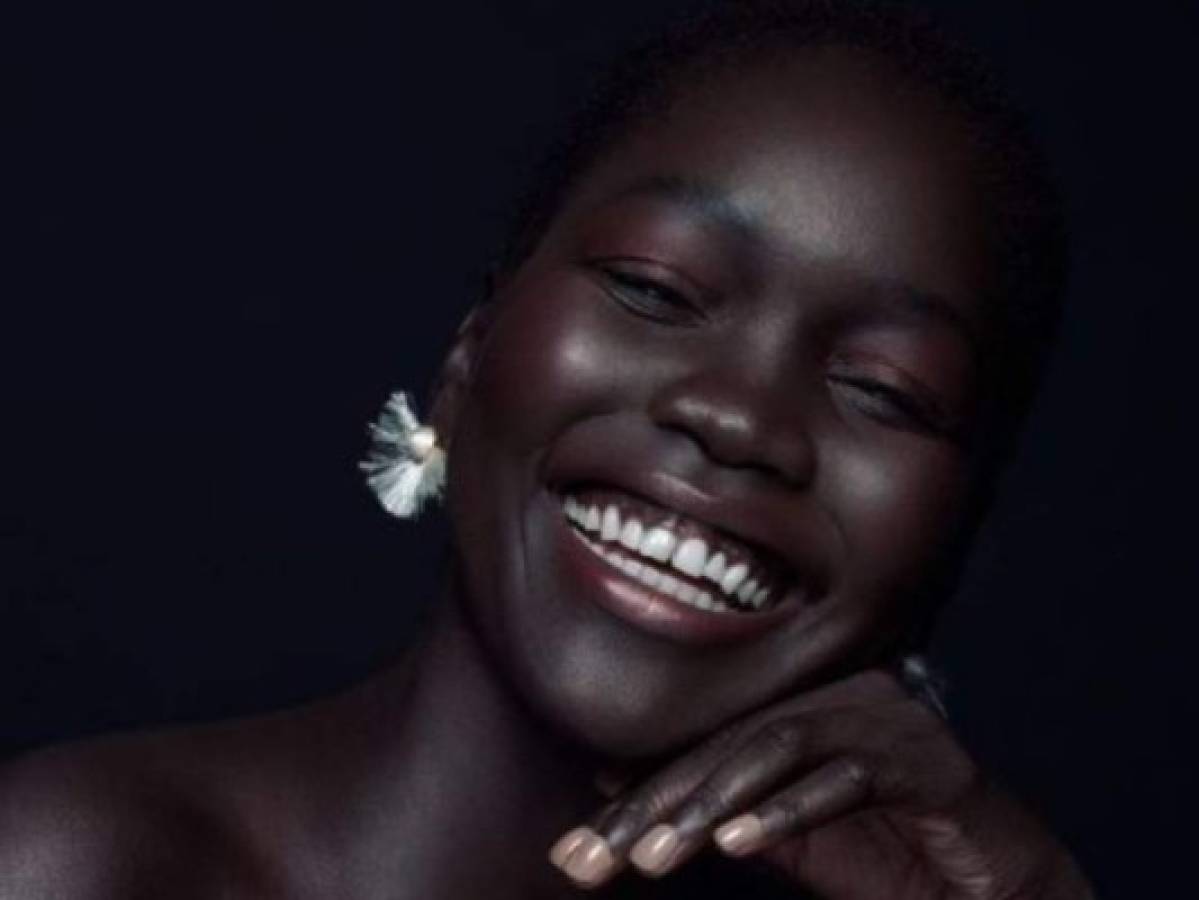 Nyakim Gatwech, la guapa modelo con la piel más oscura del mundo