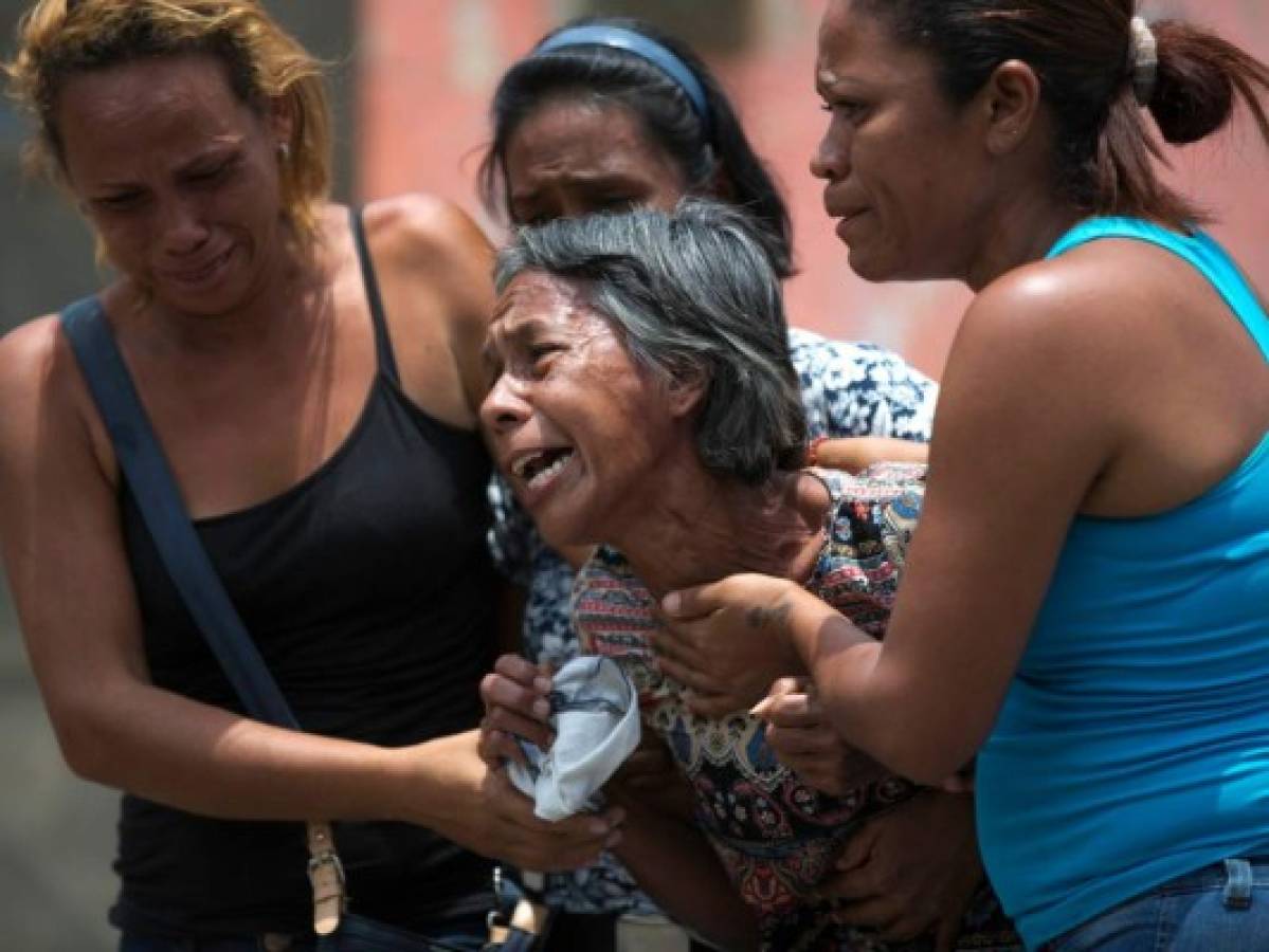 Detienen a cinco policías por muerte de 68 personas en calabozos de Venezuela