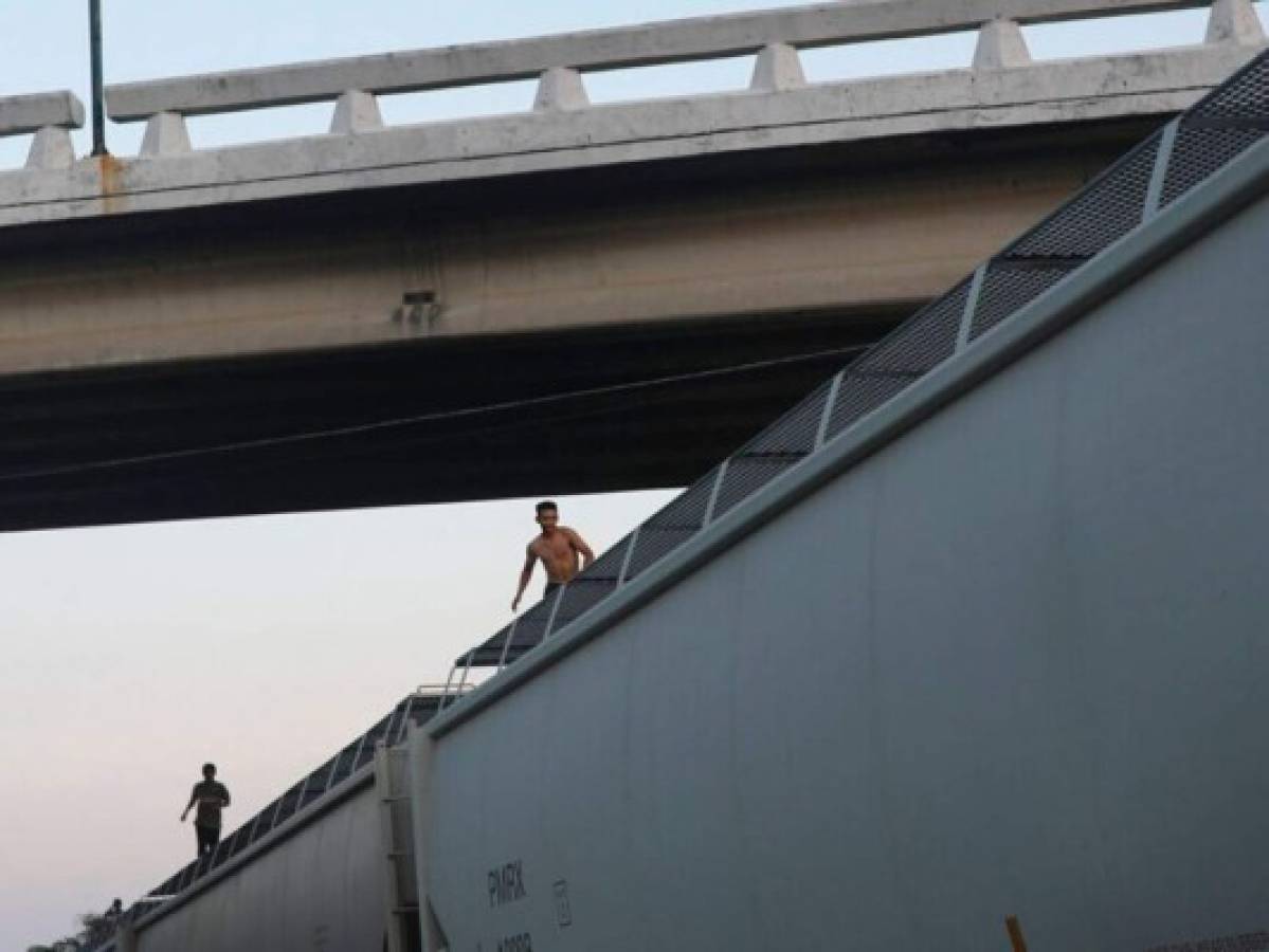 Mitad de trenes inspeccionados en México llevan migrantes