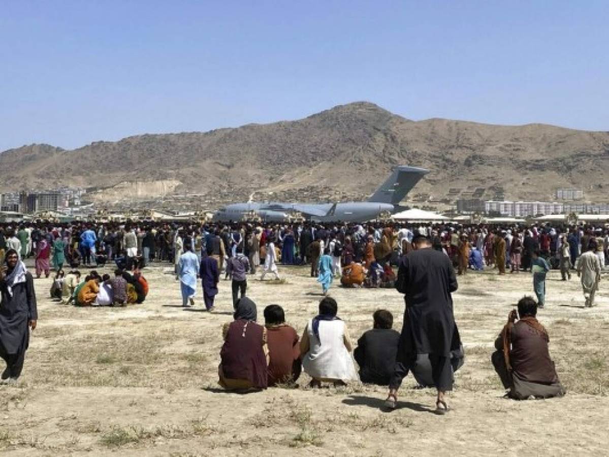 ¿Podré irme?, la desesperante espera de una joven afgana en el aeropuerto de Kabul    