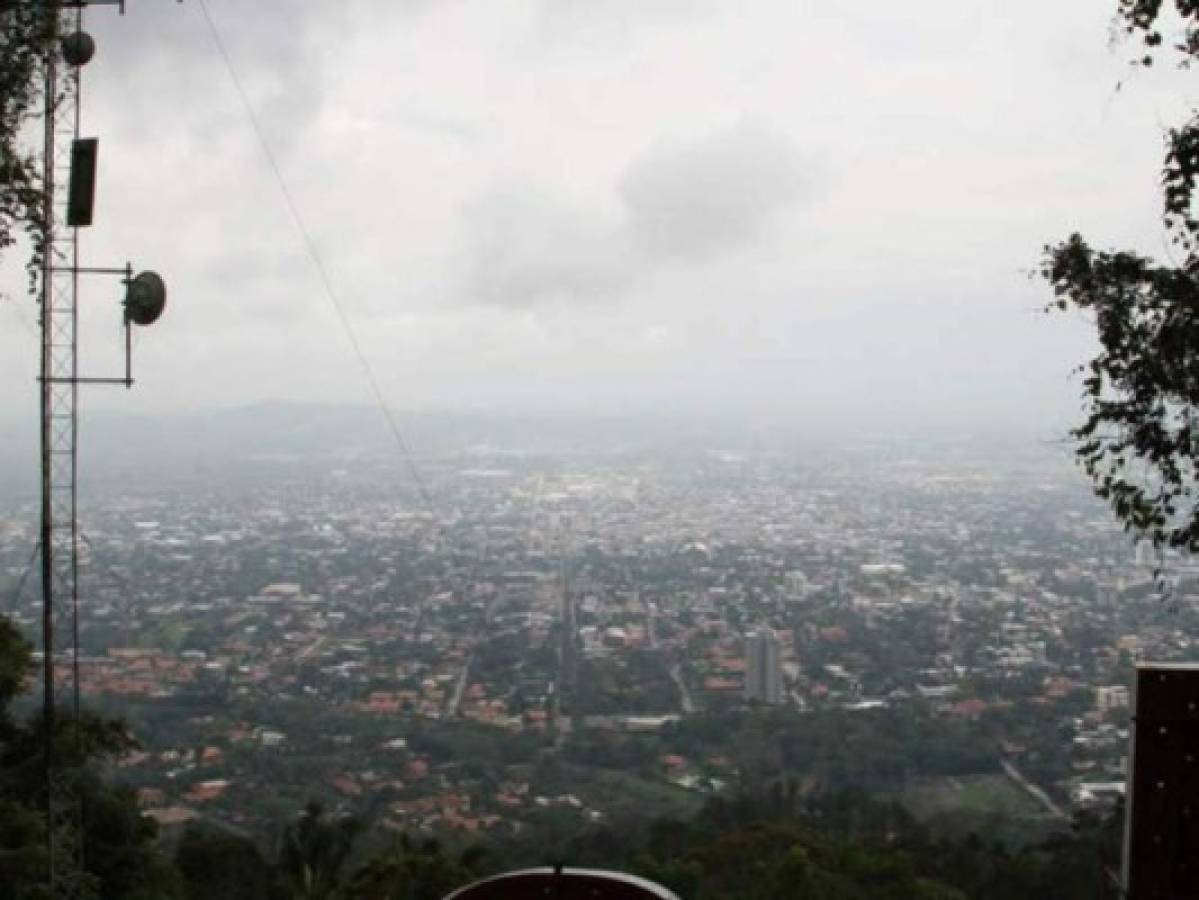 Onda tropical dejará lluvias con actividad eléctrica este sábado