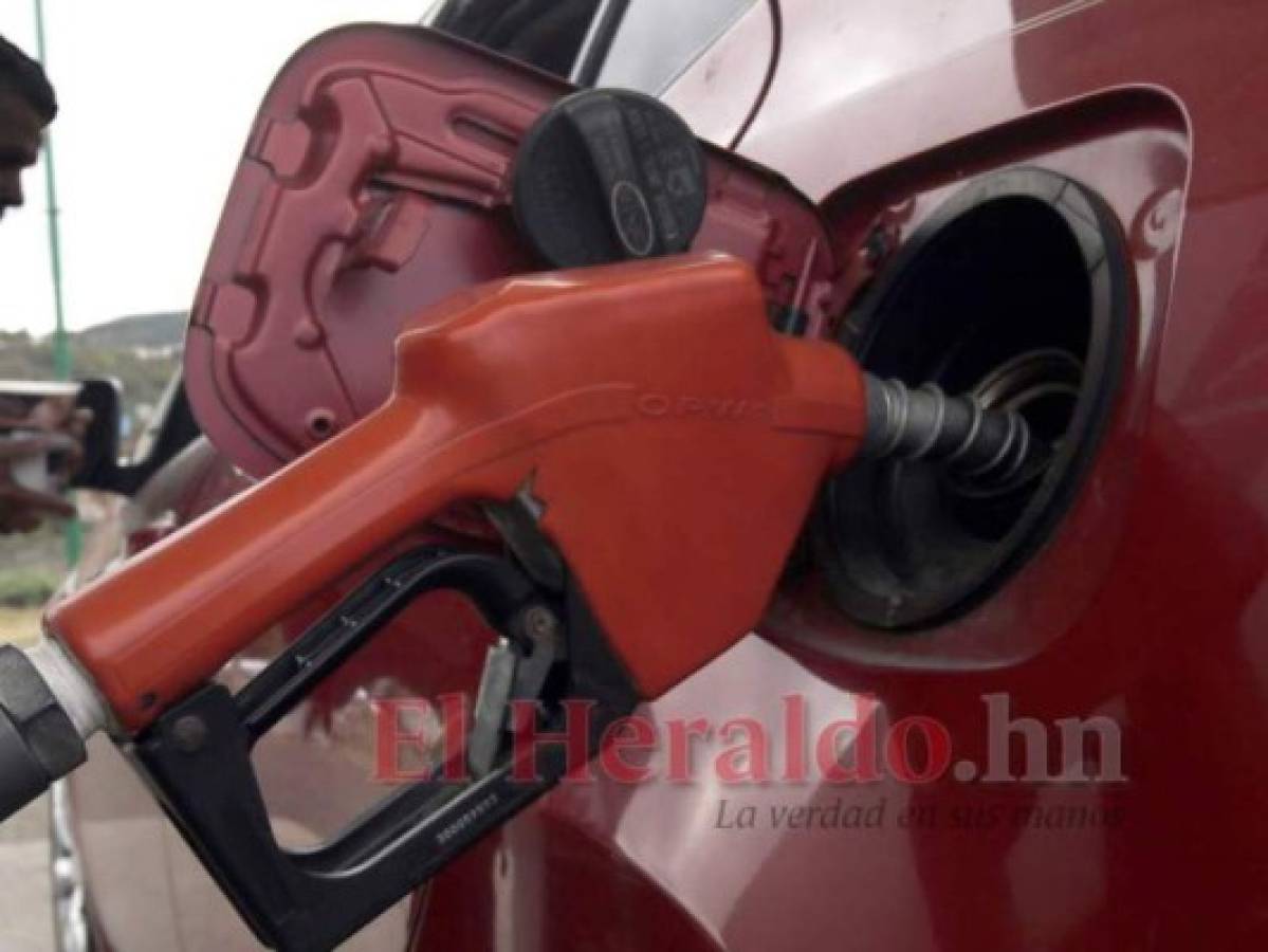 Los combustibles bajan entre 34 y 79 centavos a partir de este lunes