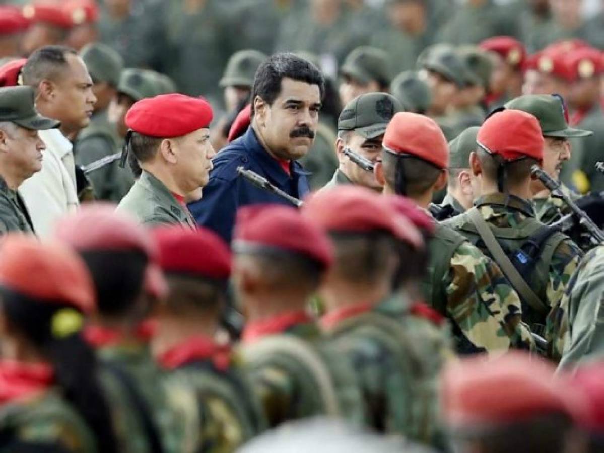 Maduro es sacado a 'cacerolazo” limpio de una isla en Venezuela