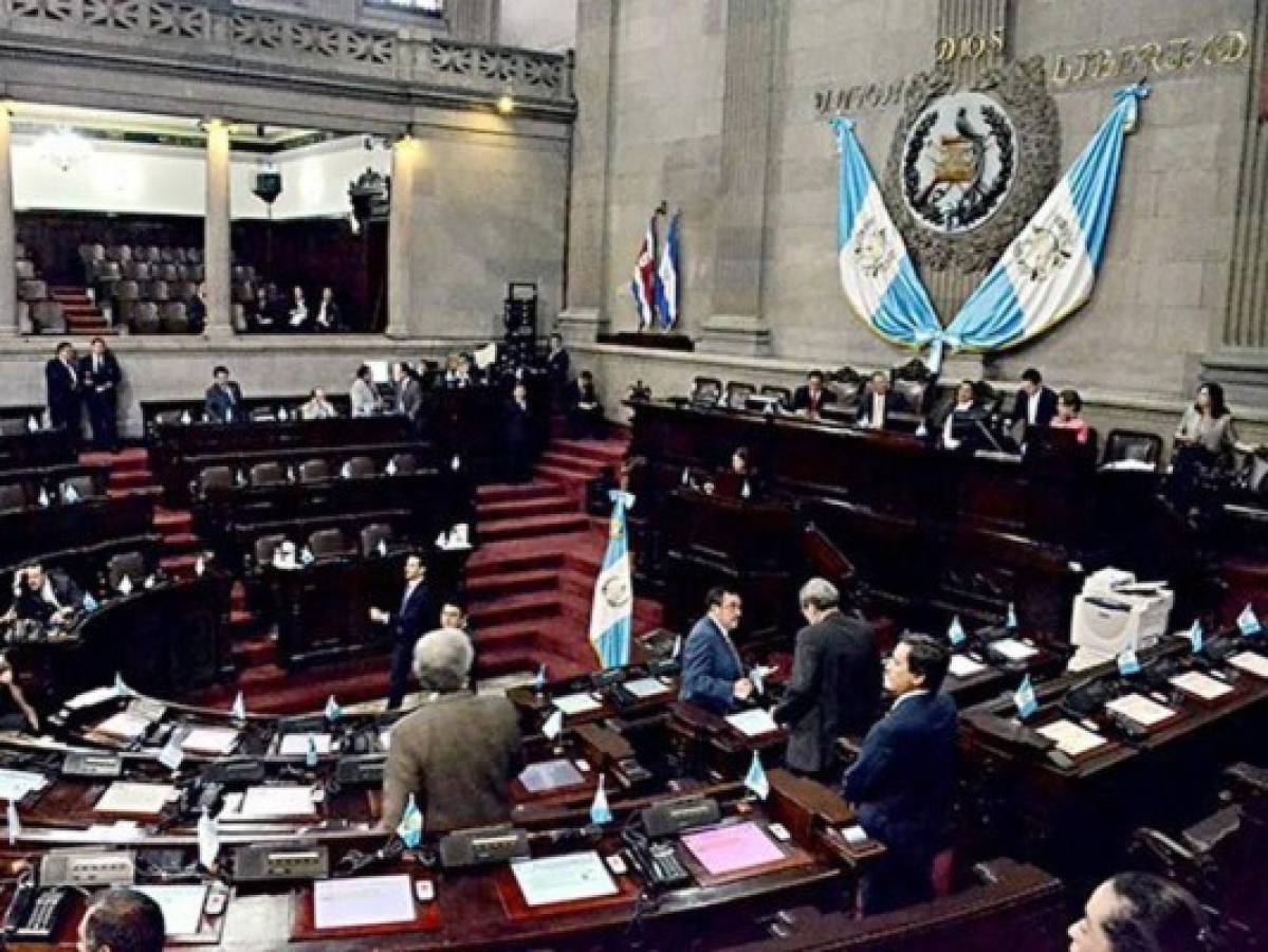 Revelan exorbitantes salarios de conserjes y secretarias en Congreso