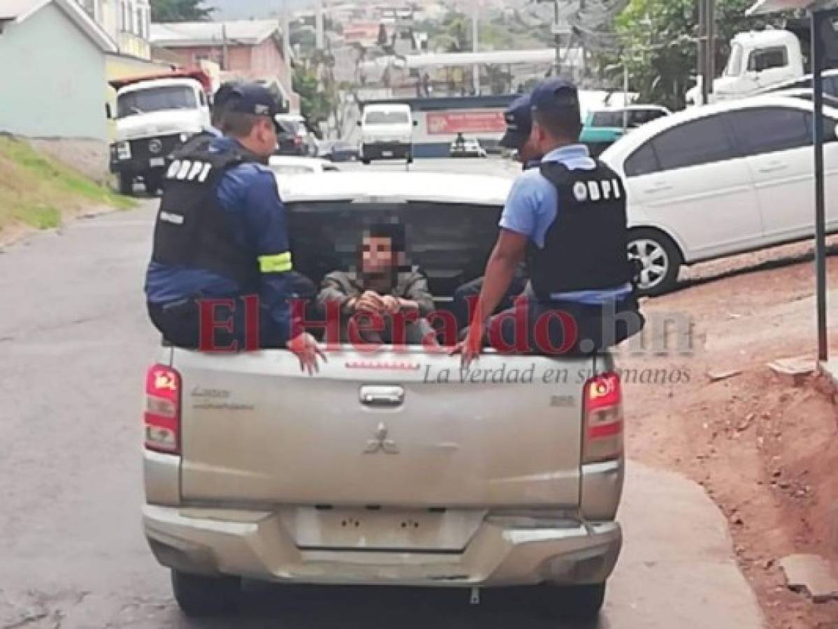 El presunto hechor y las evidencias encontradas fueron trasladados hacia Tegucigalpa para someterlos a las investigaciones correspondientes. Foto: Estalin Irías/ EL HERALDO