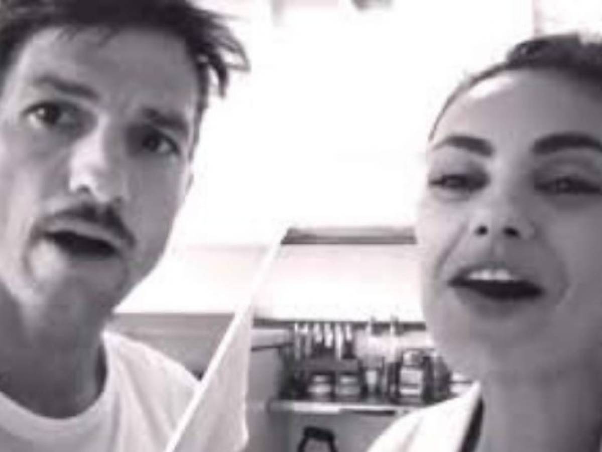 Ashton Kutcher y Mila Kunis encienden las redes cantando 'La vaca Lola'