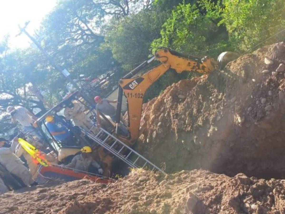 Los bomberos introdujeron cuartones de madera para evitar la extensión del derrumbe. Foto: Cortesía/El Heraldo