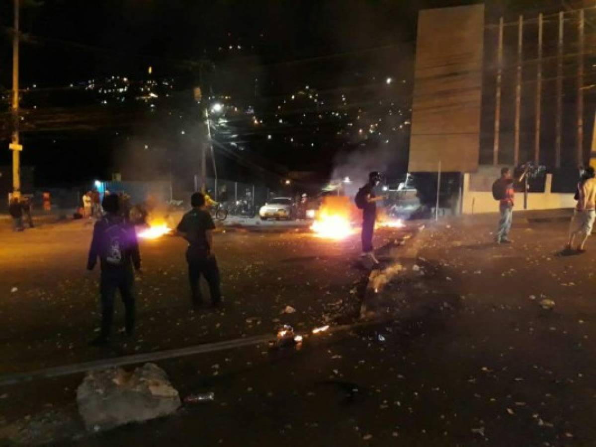 Simpatizantes de la Alianza protestan frente a la Embajada Americana en Tegucigalpa