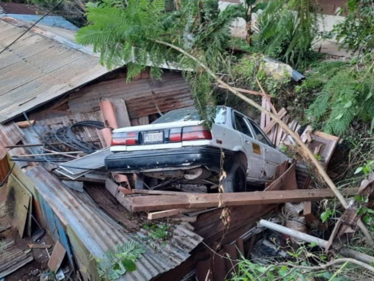 Taxi cayó sobre el techo de una casa en la aldea Suyapa de la capital