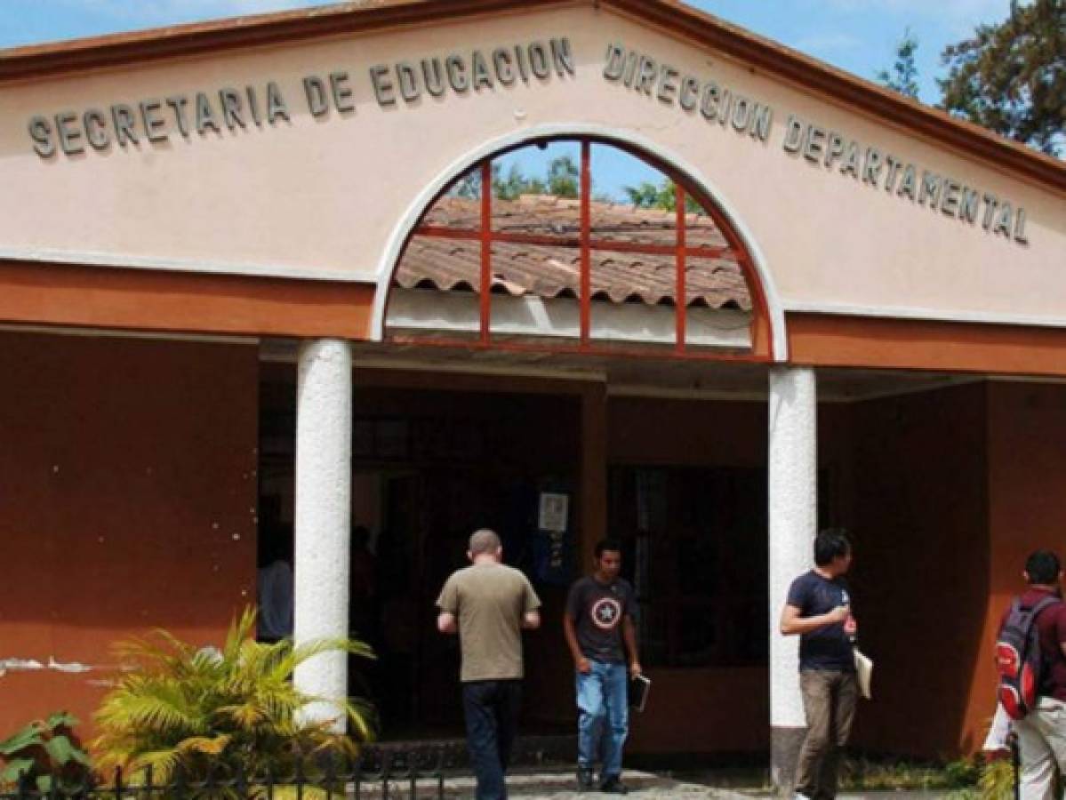 Maestros y autoridades de la departamental protagonizan acalorada discusión