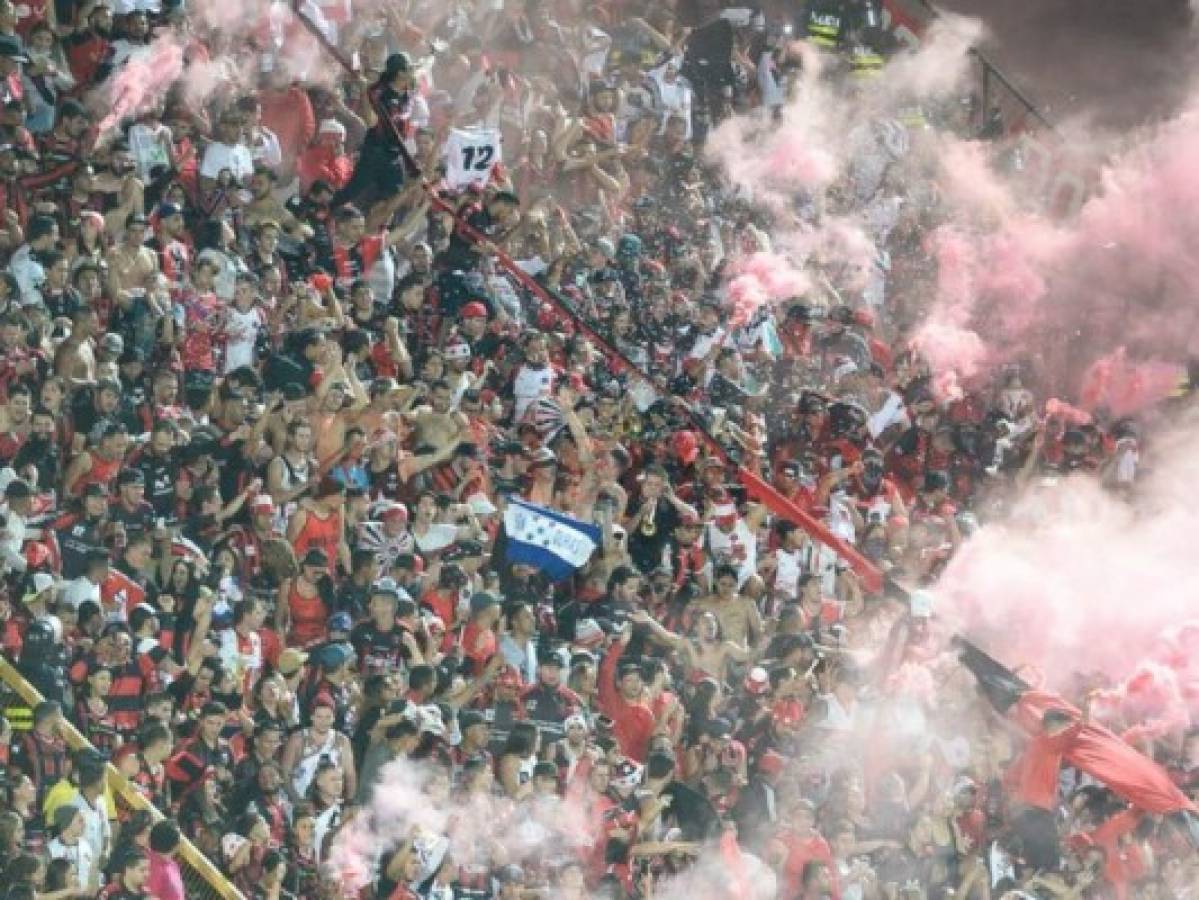 Una Bandera de Honduras sobresale entre la afición de la Liga Alajuelense en las gradas del Morera Soto. Diana Méndez y Graciela Solís / La Nación.