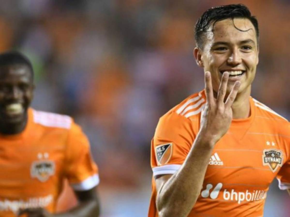 El mexicano Erick el Cubo Torres marcó tres goles en el triunfo del Houston Dynamo sobre Red Bulls. Atrás Boniek García. Foto: Houston Dynamo.