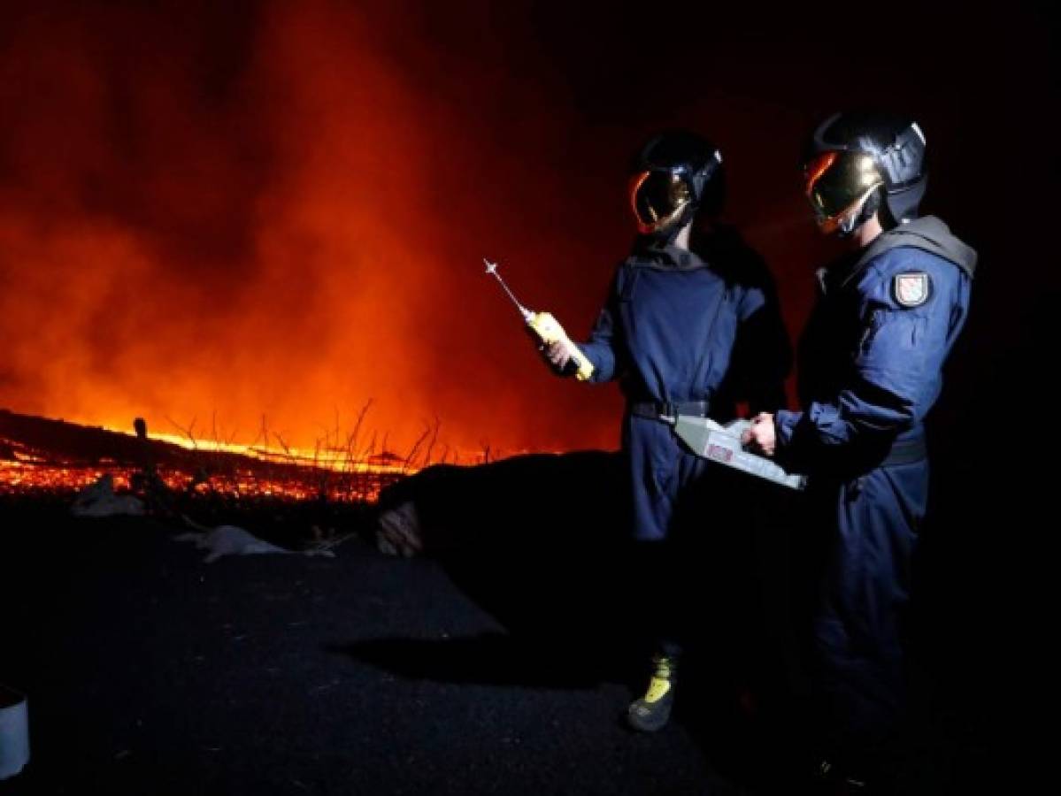 Lava de volcán español acelera su avance hacia el Atlántico