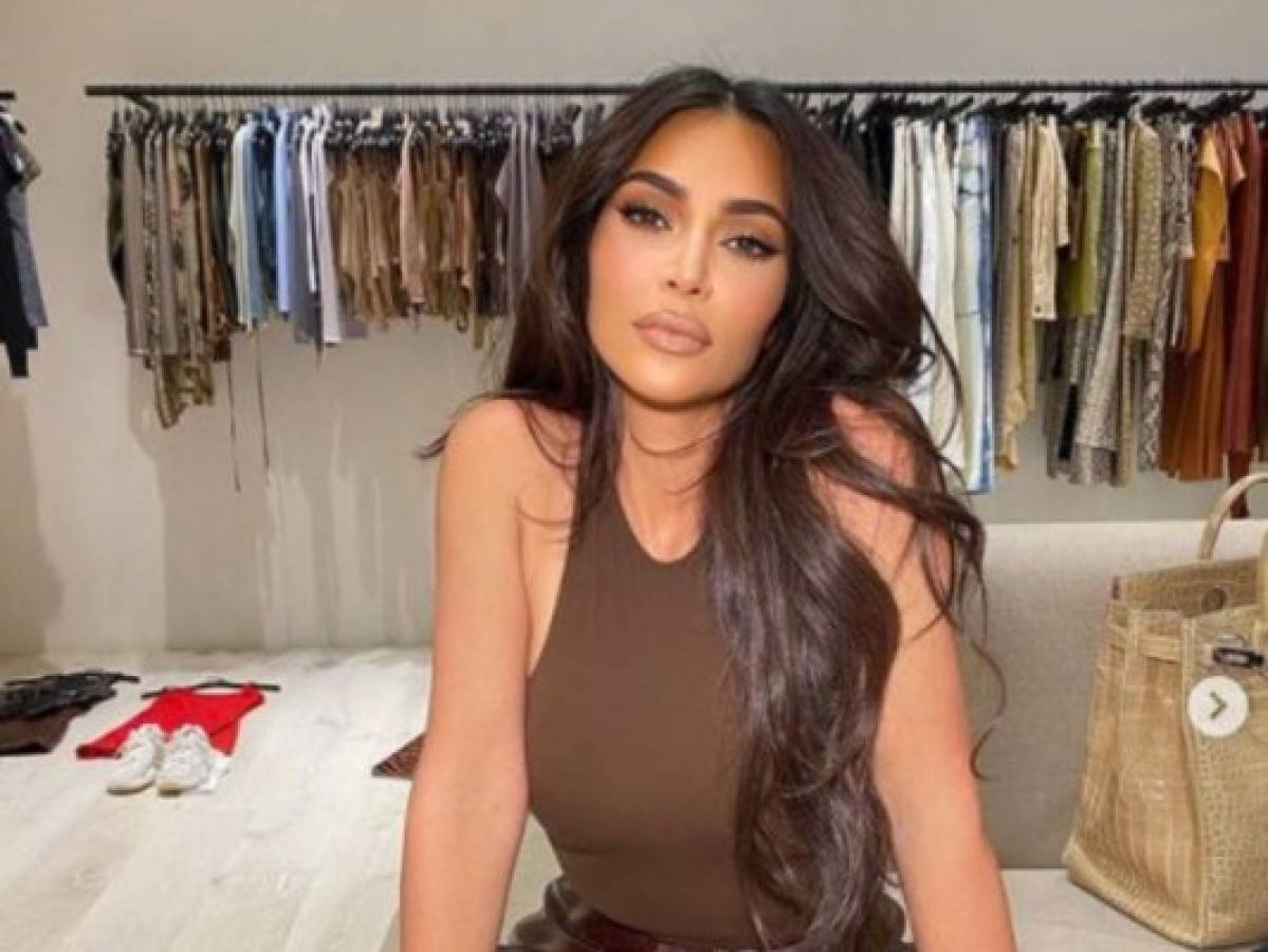 Foto de los 'seis dedos' de Kim Kardashian se viraliza en redes