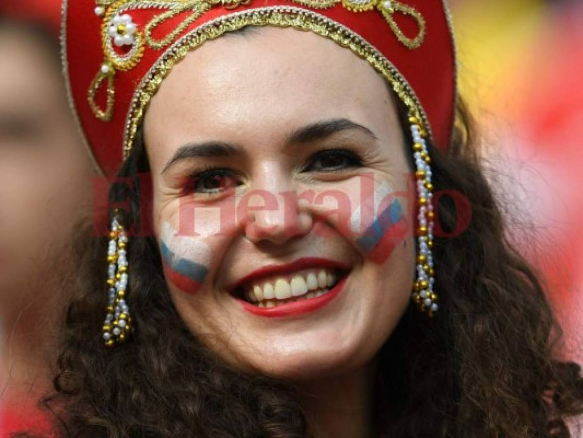 Las guapas mujeres que adornan el Mundial en el duelo España vs Rusia