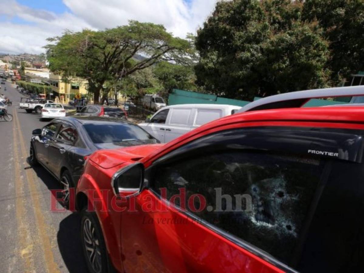 Perforada por las balas quedó la ventana de la puerta del conductor. Foto Johny Magallanes| EL HERALDO