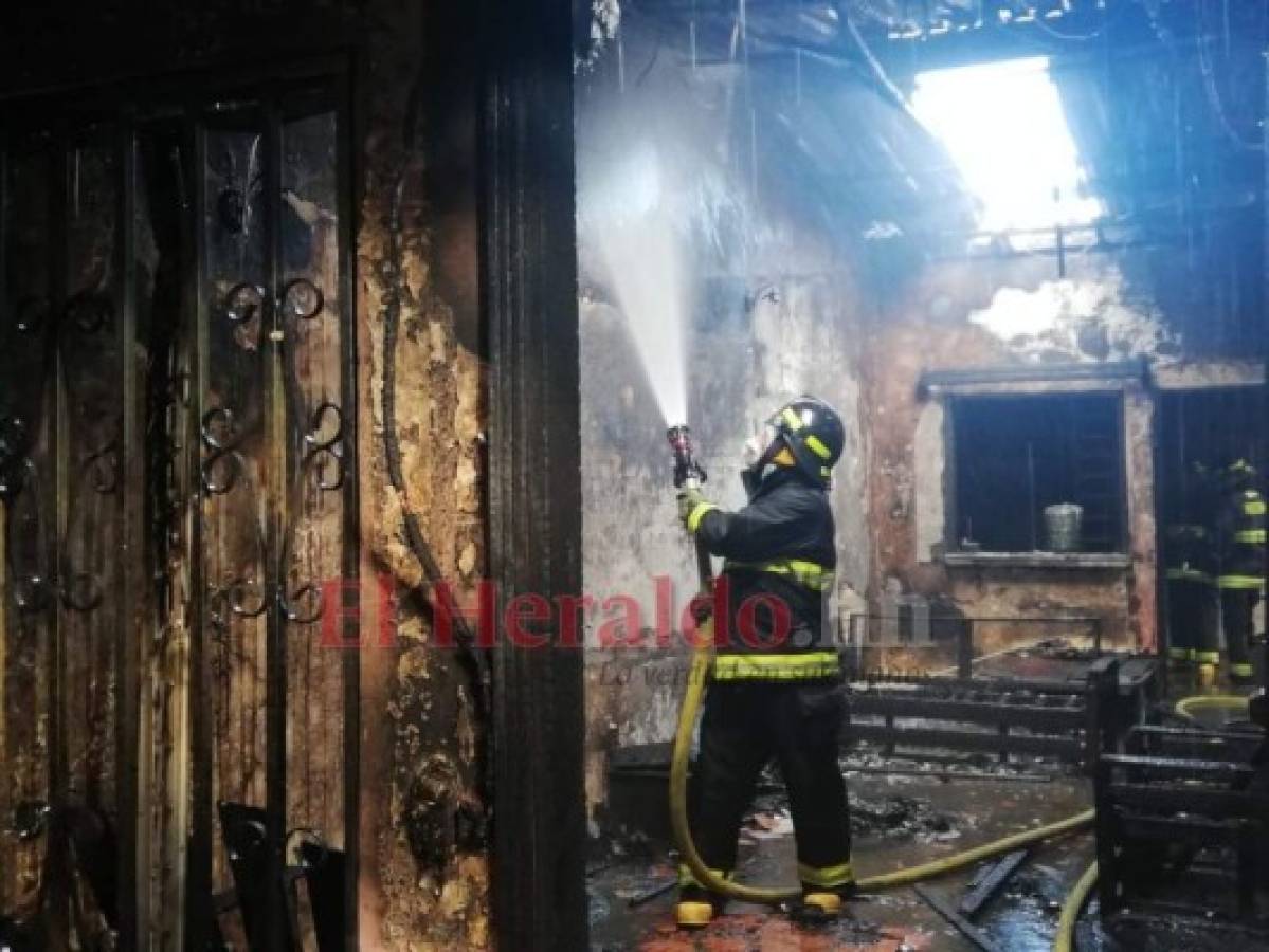 Un bombero trabaja para apagar el fuego provocado por causas aún desconocidas. Foto: Estalin Irías/ EL HERALDO