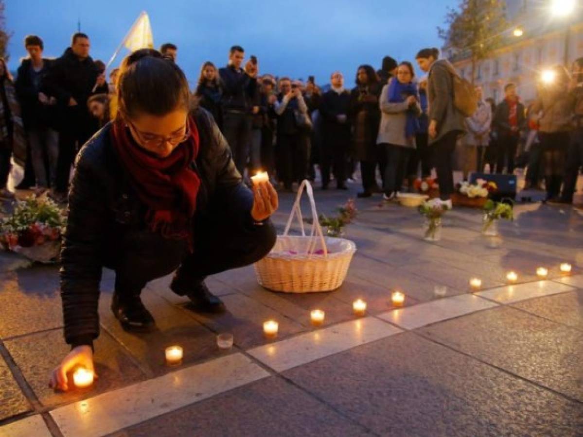 Parisinos se unen en oración durante vigilia por Notre Dame