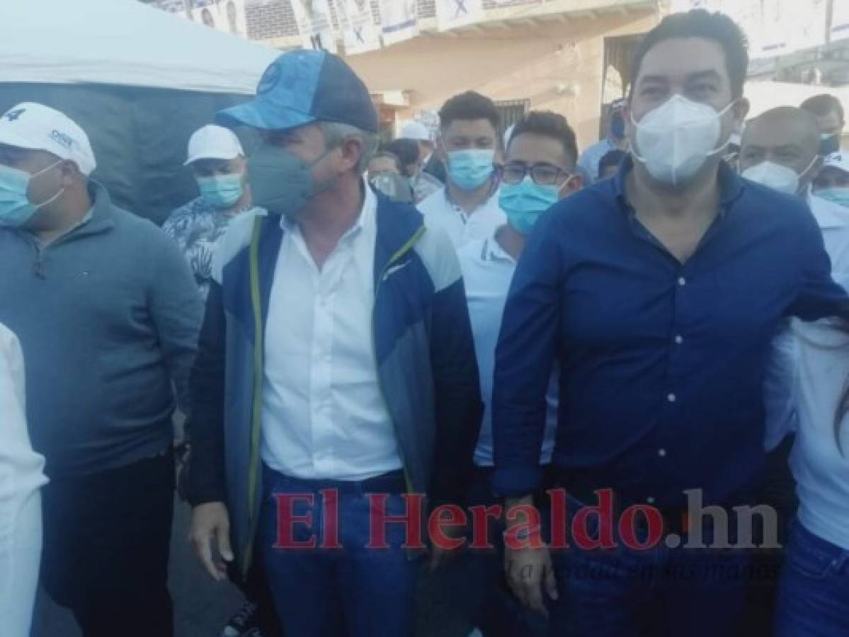 Ricardo Álvarez ejerce su voto en la colonia 1 de Diciembre  