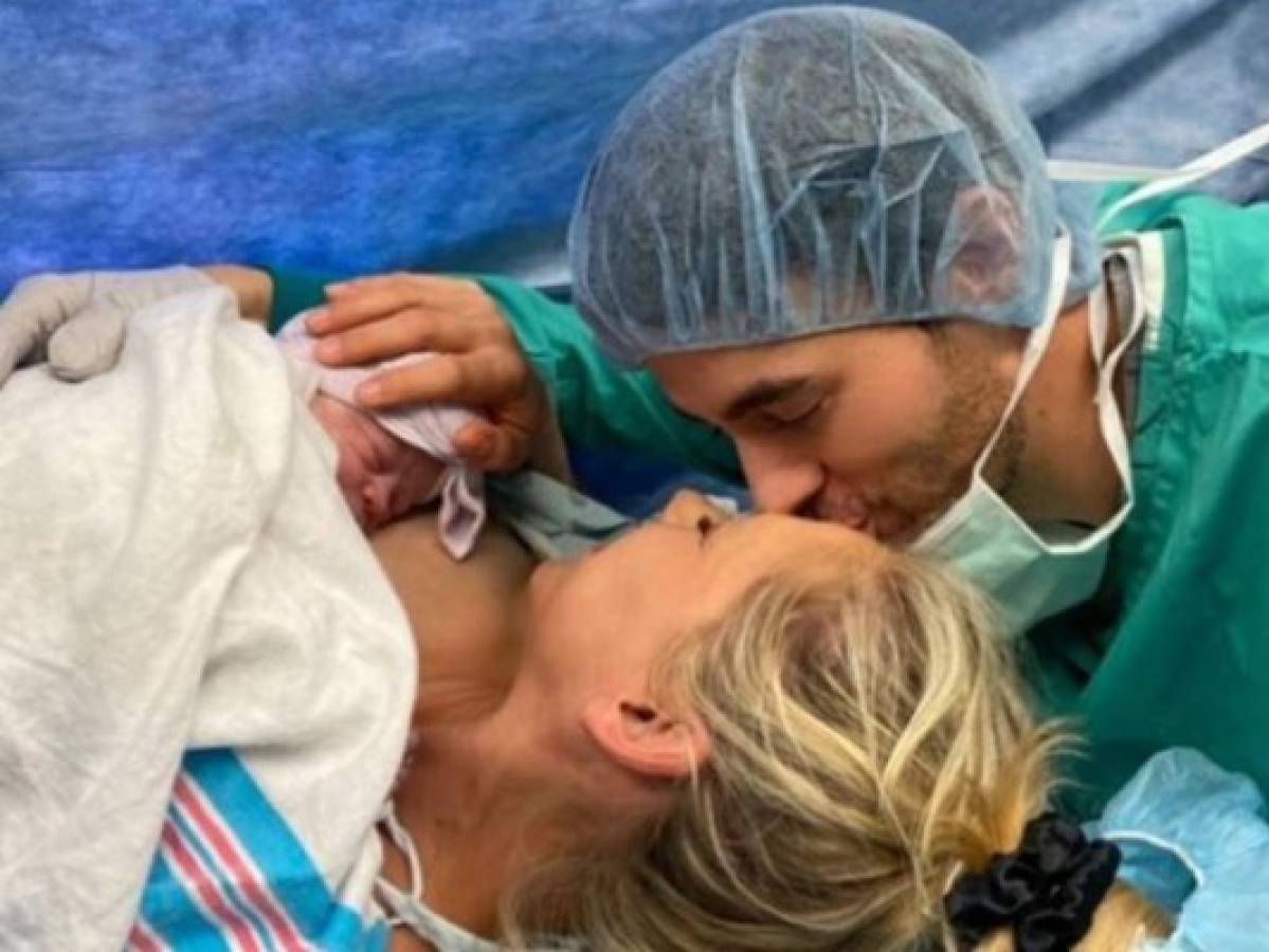 Enrique Iglesias y Anna Kournikova publican tiernas imágenes de su hija