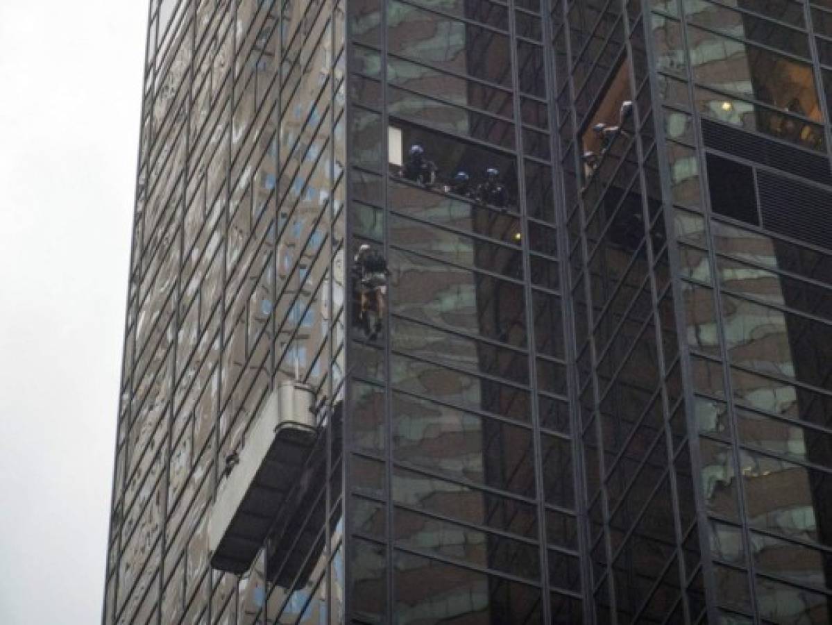 Policía detiene a escalador que ascendía la torre Trump en Nueva York