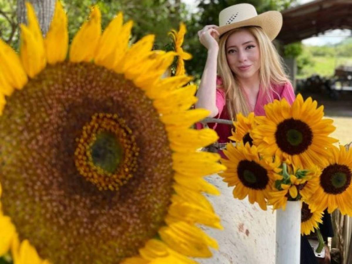 Ana Suazo en el Paseo de los Girasoles, un lugar turístico ubicado en Copán, al occidente de Honduras. Foto: Cortesía/El Heraldo