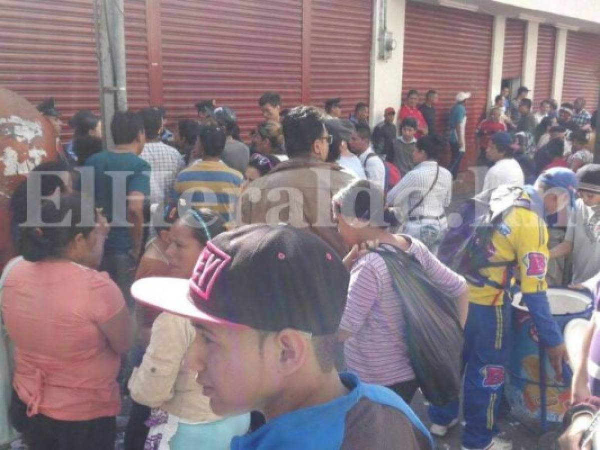 Comerciante apunta con su arma a vendedores ambulantes que protestan en el centro de Tegucigalpa