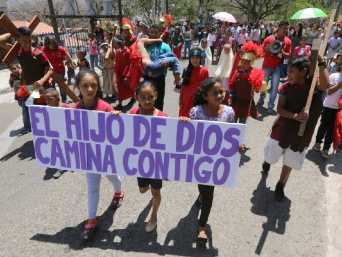 Niños de la Aldea de Suyapa recrean la Pasión del Señor en la capital