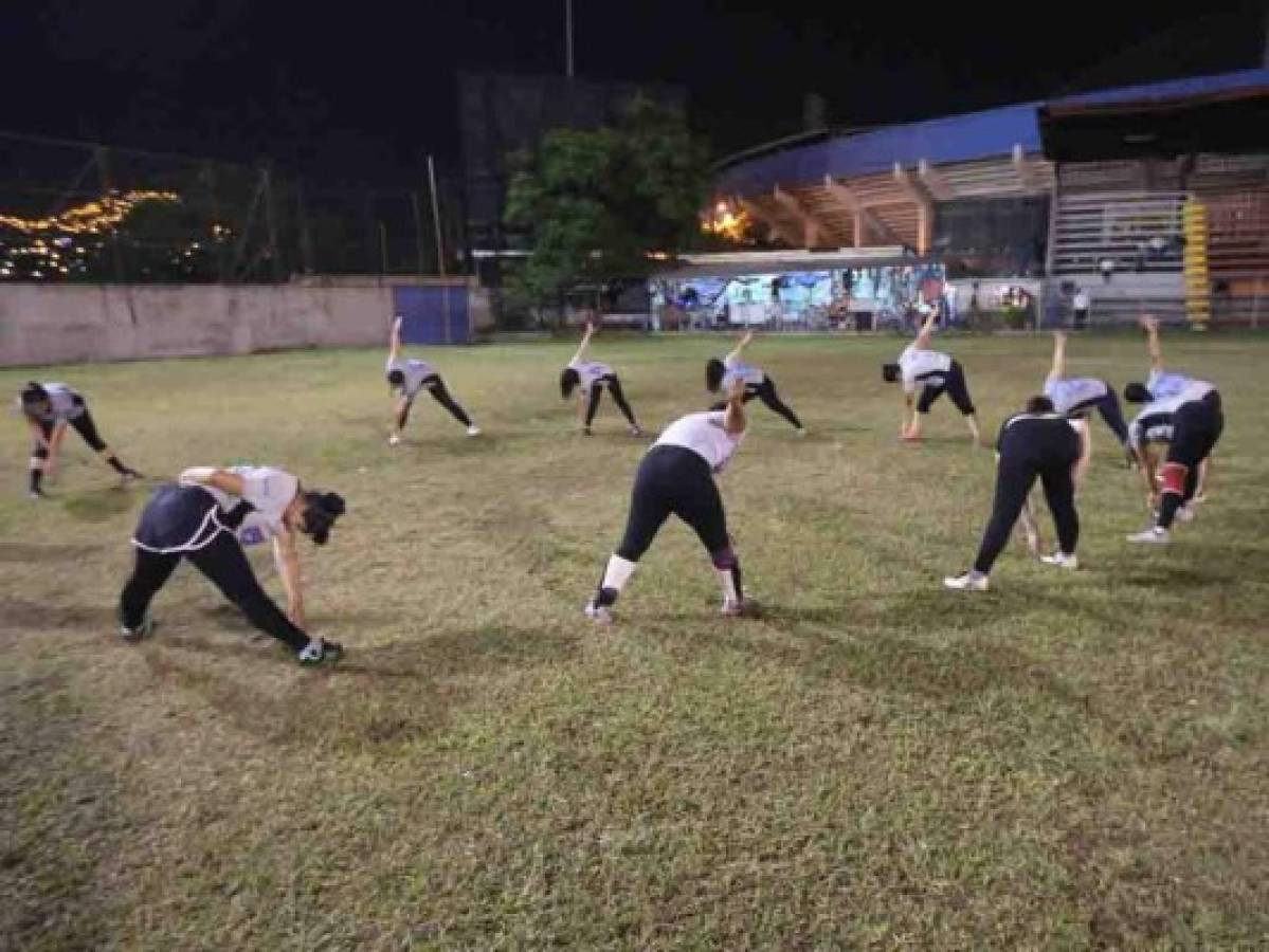 Las chicas Dolphins nos muestan cómo se juega el flag