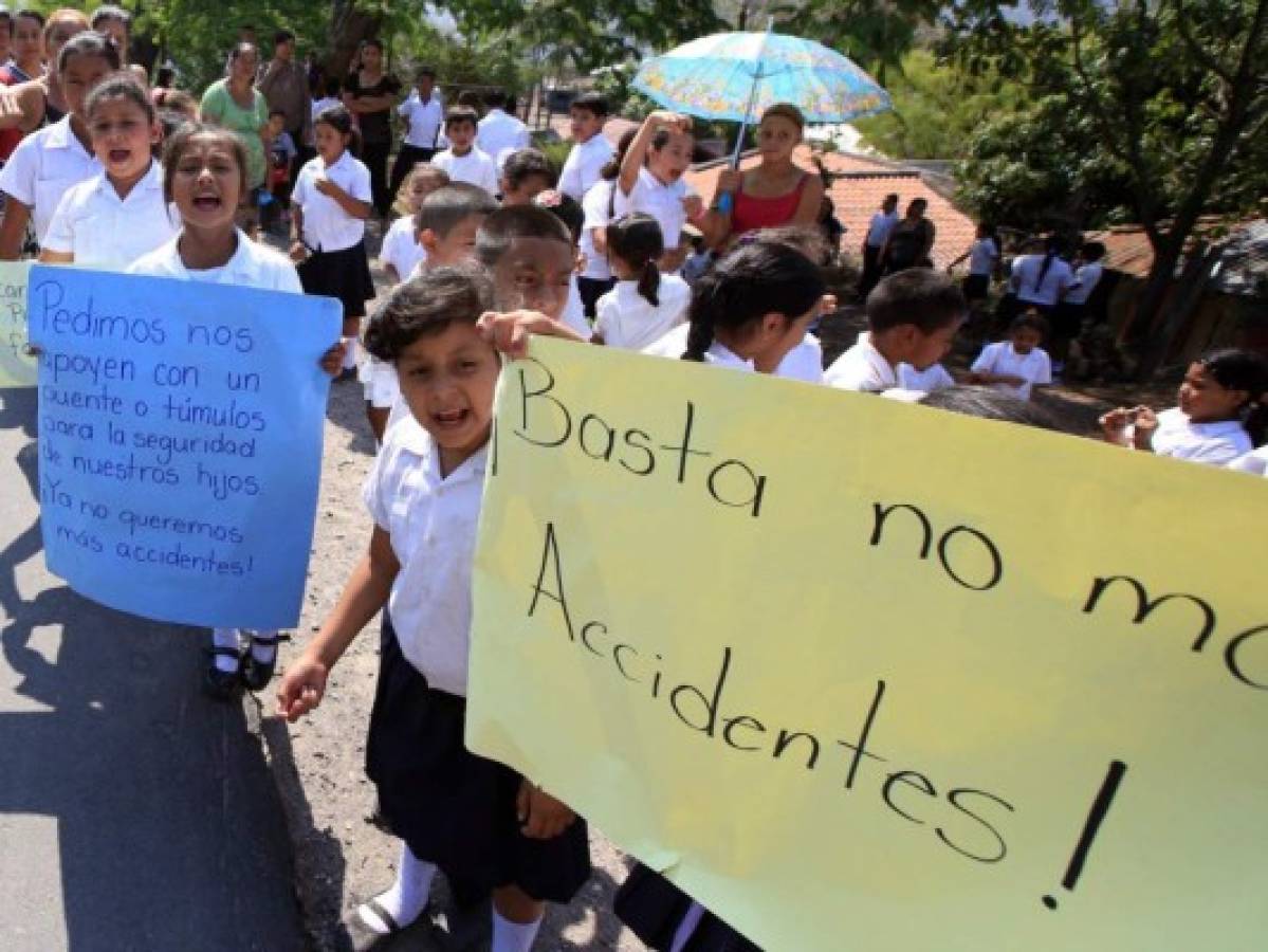 Escolares exigen la construcción de puente peatonal en la capital de Honduras