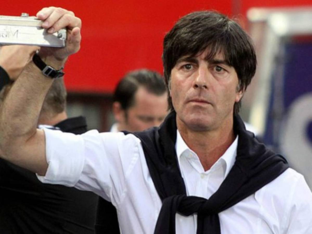 Joachim Löw vuelve a tocarse y olerse en público