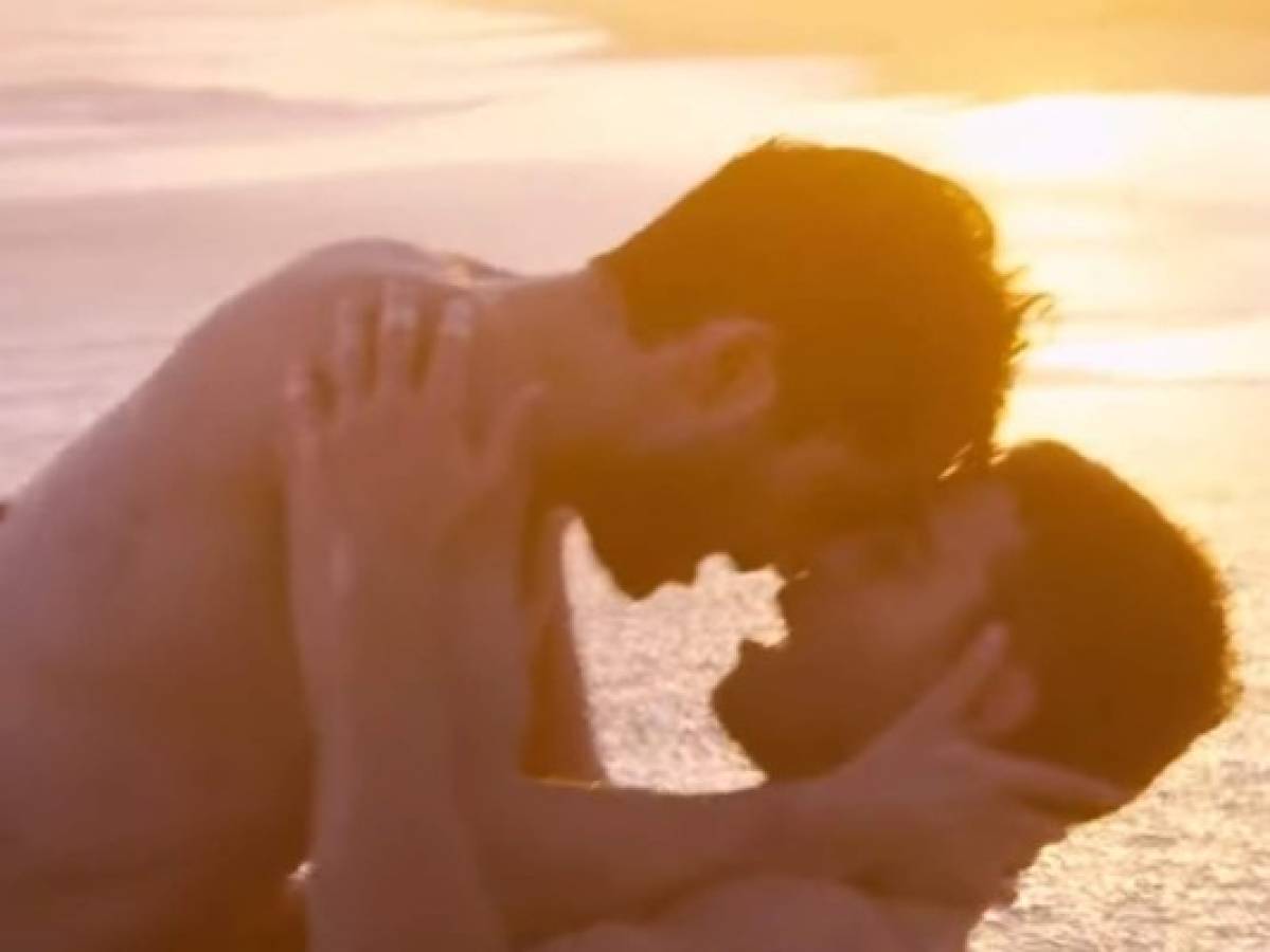 Poncho Herrera y su apasionado beso gay en la playa