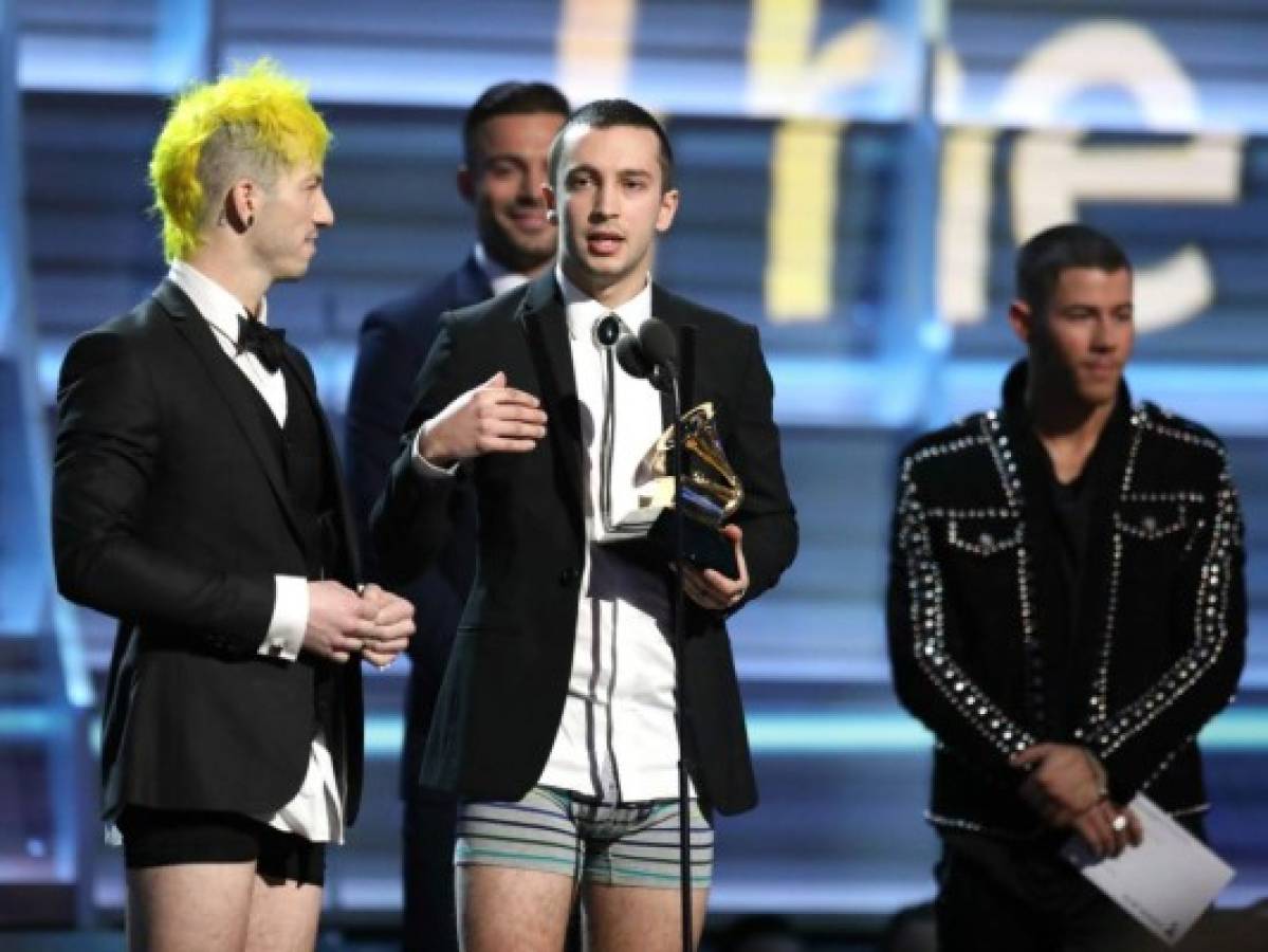 Twenty One Pilots recibe el Grammy en ropa interior