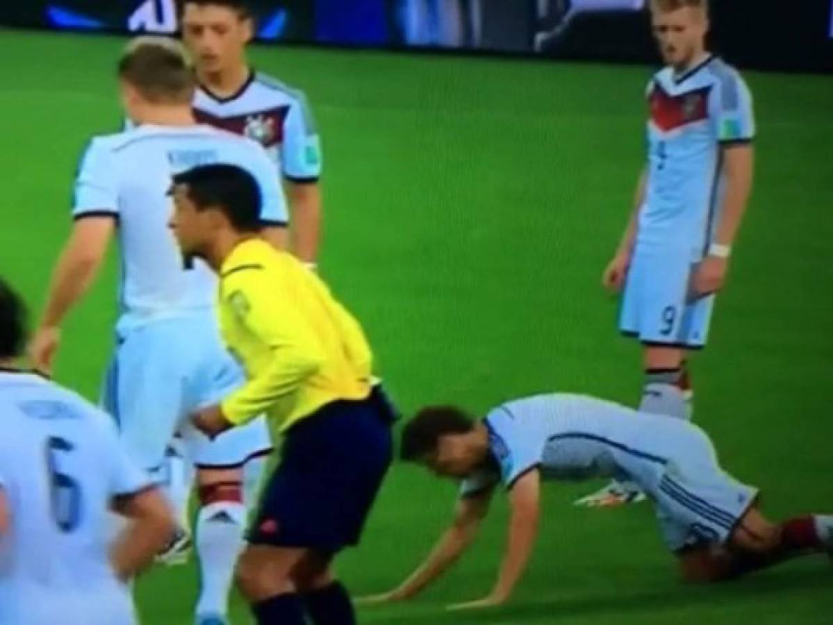 VIDEO: La caída de Thomas Muller ante Argelia