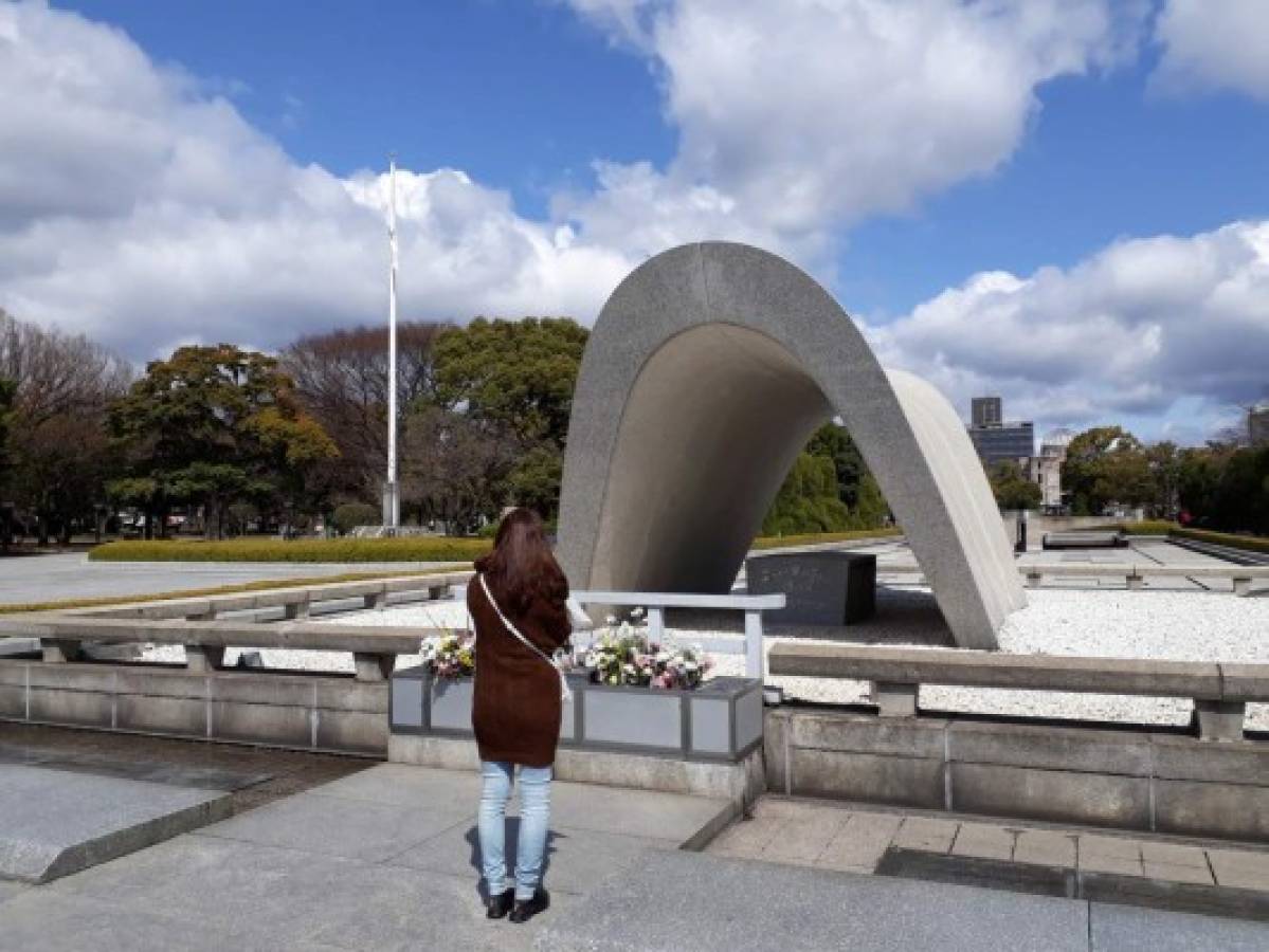 En el Parque Memorial de la Paz en Hiroshima miles de personas llegan a rendirle tributo a las víctimas.