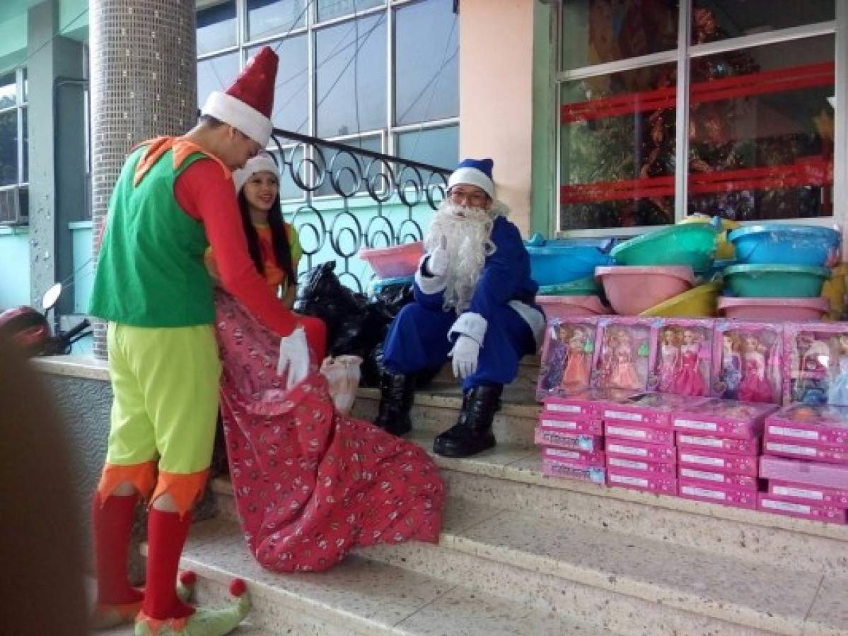 Un Santa 'Azul' regala juguetes en el Materno Infantil de Tegucigalpa