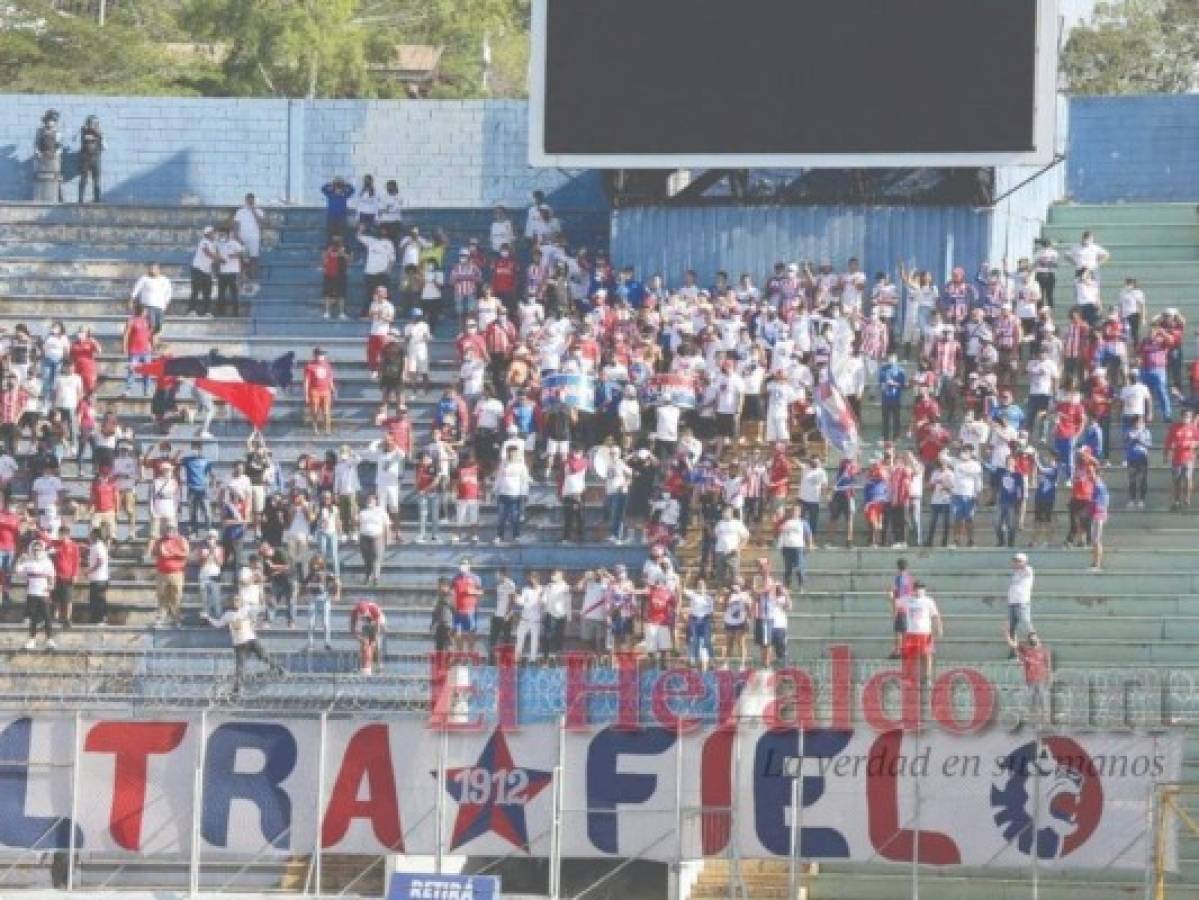 Olimpia reportó que el domingo solo llegaron 78 barristas, pero la imagen demuestra claramente que había unas 250 personas.