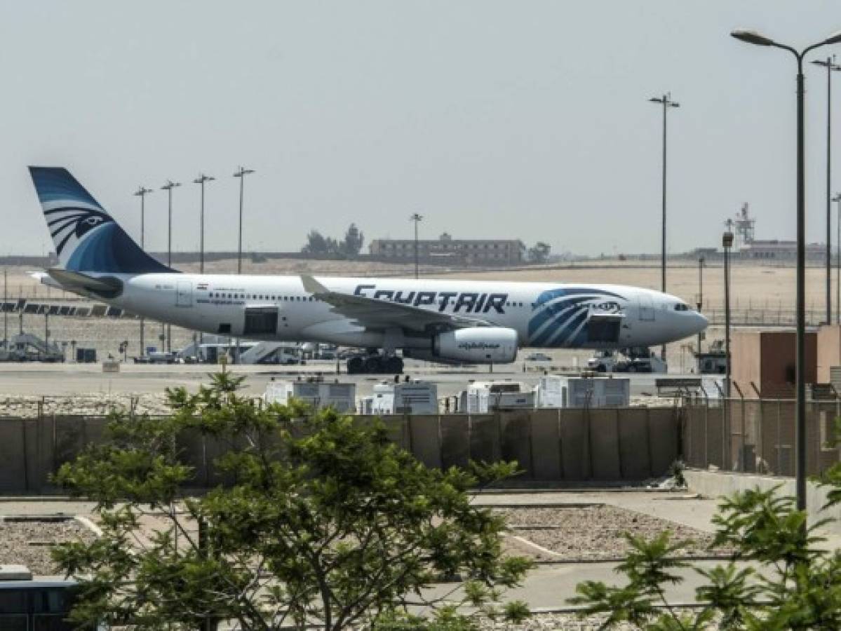 Un 'miembro' de una persona, asientos y maletas entre los restos hallados del vuelo de EgyptAir