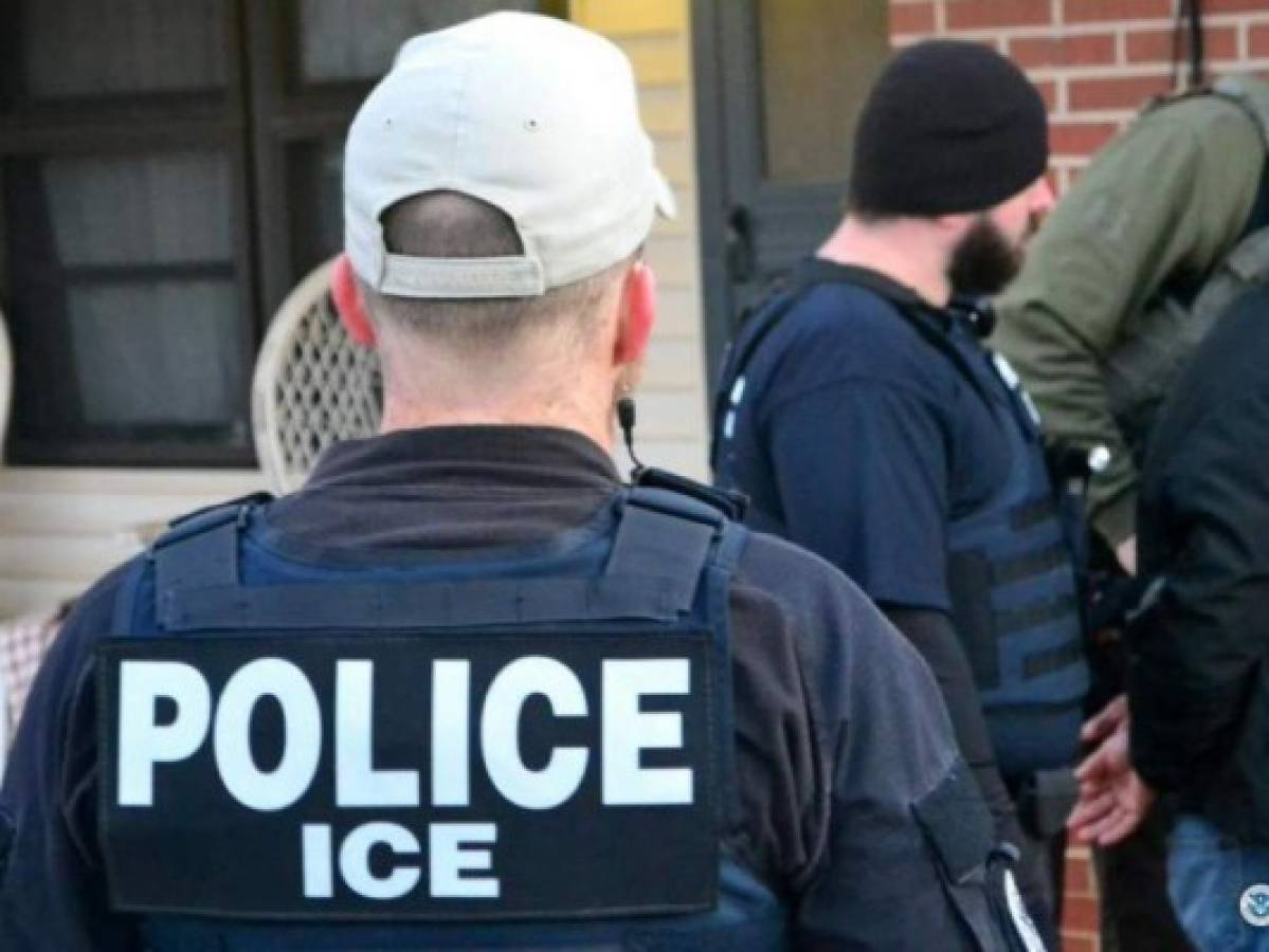 Agentes de inmigración arrestan a 160 en empresa en Texas